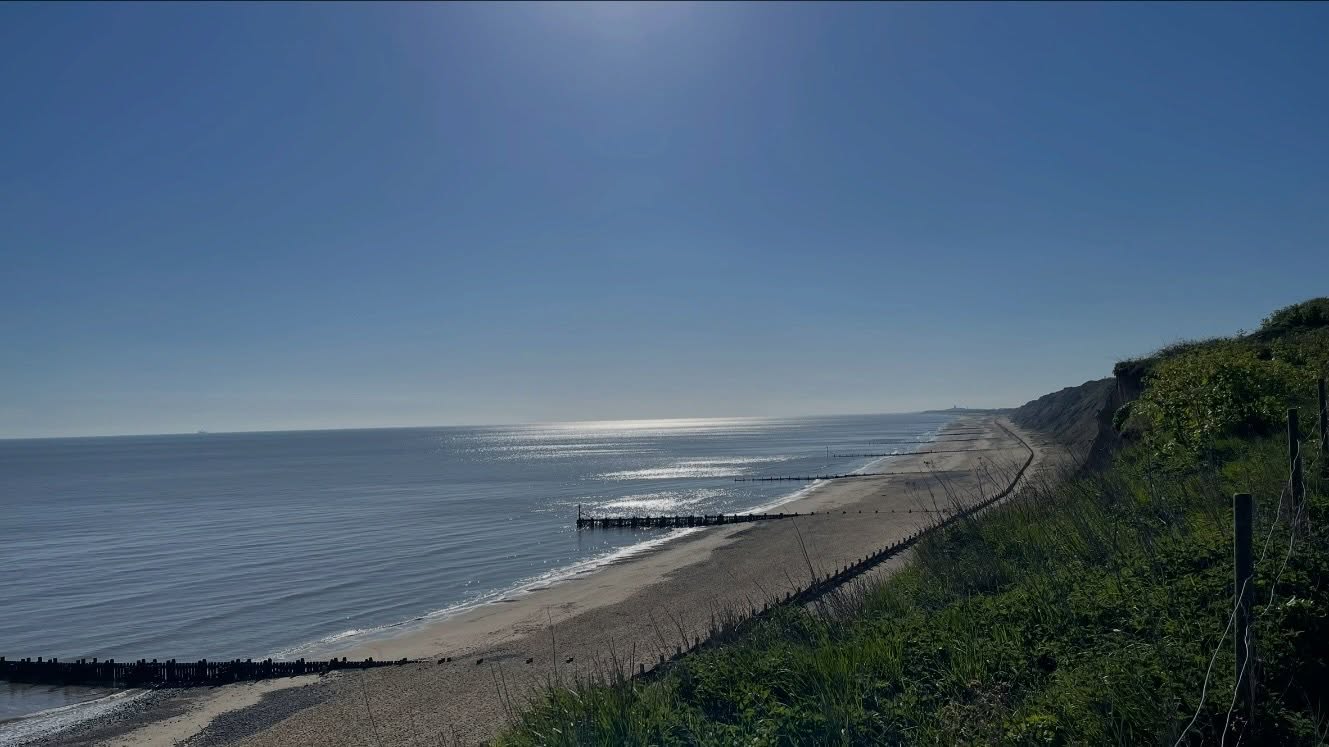 Did you know… 👀
Our campsite is just a short walk from Mundesley Beach 🏖️
Think soft sandy shores, colourful beach huts, cosy cafes and ice cream stops along the way 🍦☕
And yes… it’s dog friendly too 🐾 (even in summer, with designated areas)
It’s one of those places that just feels like a proper seaside escape… and we can’t wait for you to experience it 🤍
