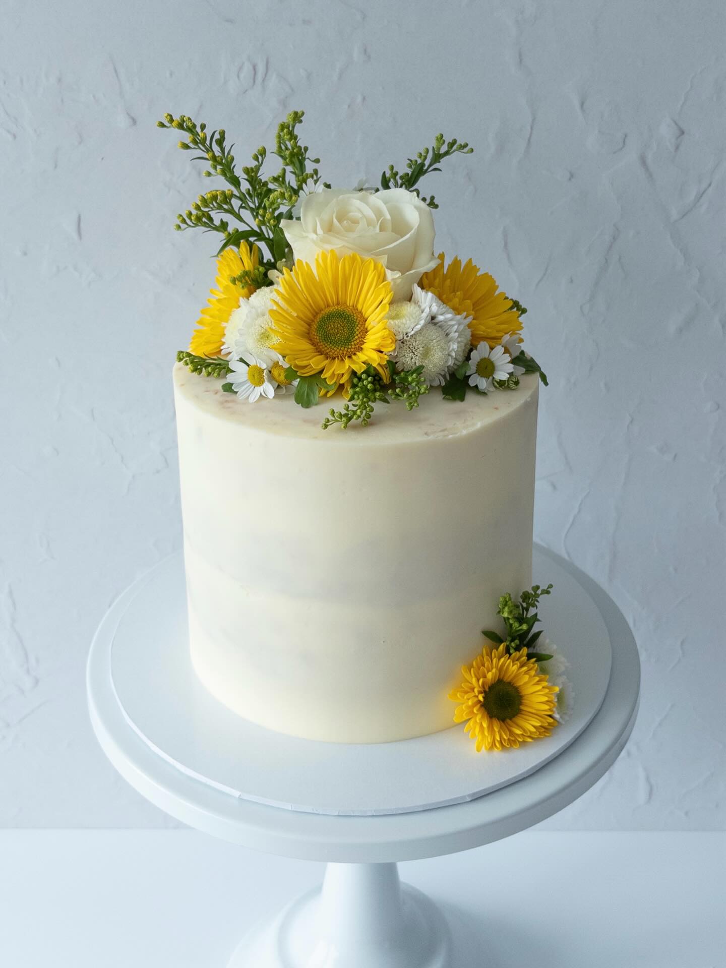 Semi-naked Spring Vibes 🌼💛
Flowers by @regal_flowers
#freshflowercake #freshflowercakes #cakesharrogate #harrogatebaker #bakeryharrogate