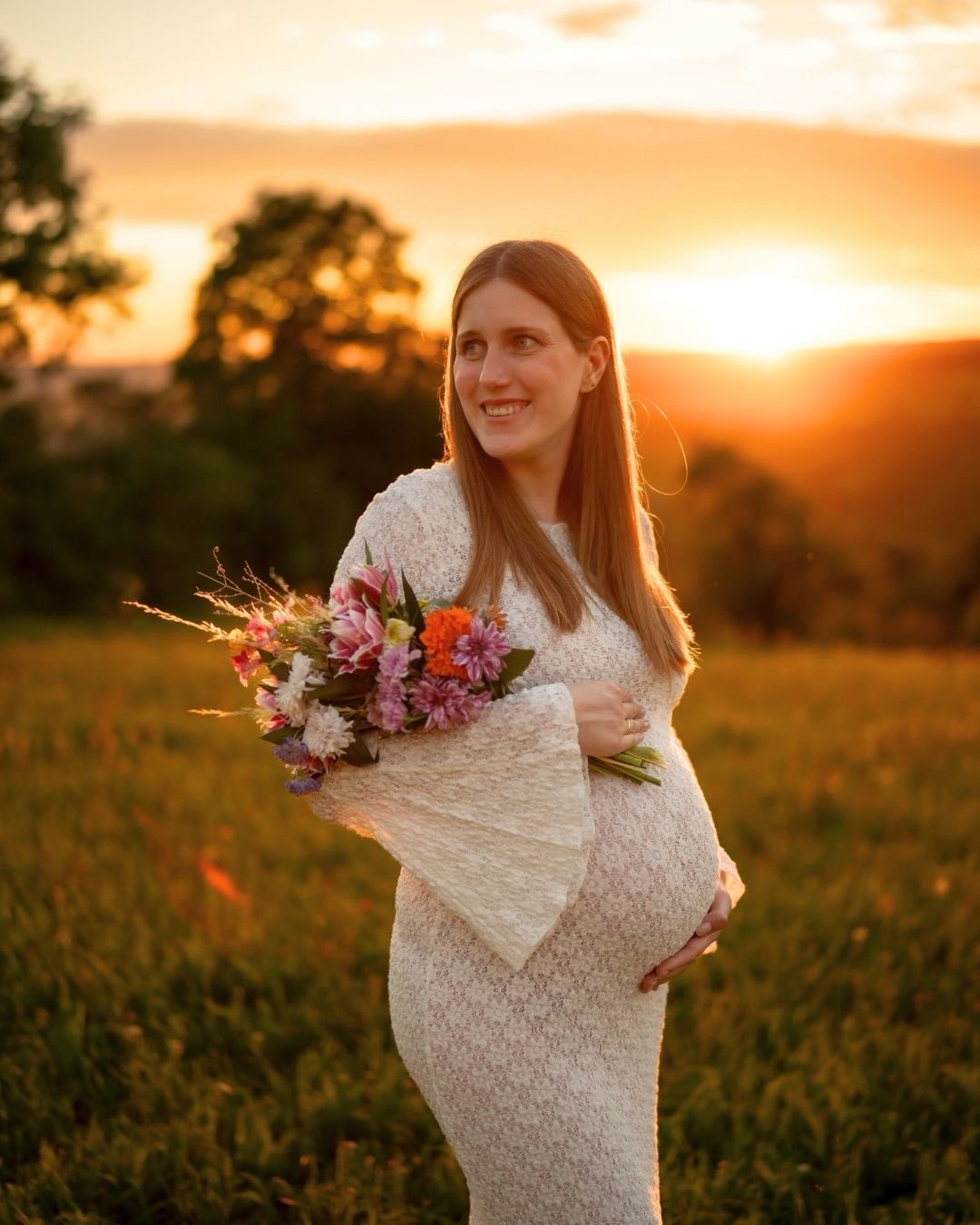 Nicht mehr lange bis zu den Outdoor Shootings im Sonnenuntergang 😍
Egal ob Babybauch oder als Familie - das Licht ist einfach immer wunderschön und so besonders!
Seid ihr auch so verliebt in dieses Licht? 🥰✨
Der tolle Blumenstrauß ist natürlich von @gaertnerei_schneider - wenn ihr auch Lust habt auf Babybauchbilder mit Sommerblumen, sprecht mich einfach darauf an 🤗. (Nennung ohne Auftrag, aber von Herzen)
_________
Hi, ich bin Isabel - deine Wohlfühl-Fotografin mit Herz für Hochzeiten & Familien in Weikersheim und Würzburg. Für emotionale Fotos, die euch zeigen wie ihr seid, seid ihr bei mir genau richtig!
Isabel Heine Fotografie
www.herz-und-gold.de
isabel@herz-und-gold.de
Fotostudio Weikersheim, Hochzeitsfotos Bad Mergentheim, Hochzeit Weikersheim, Newbornfotos, Familienfotos,
Babybauchfotograf