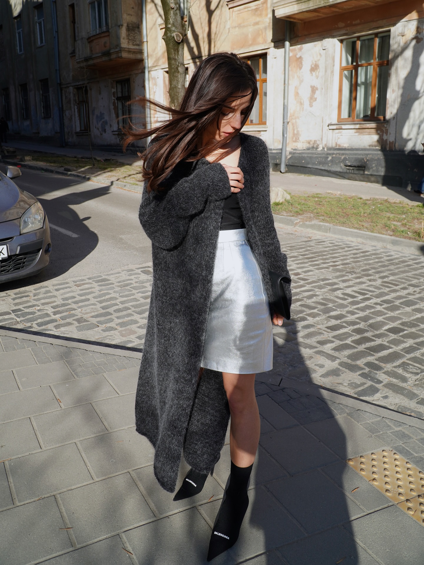 Срібний колір спідниці зробить будь-який образ яскравим та додасть характеру
А затишний, обʼємний кардиган додасть легкості ✨
Шкіряна спідниця | 18 000
Кардиган | 9300