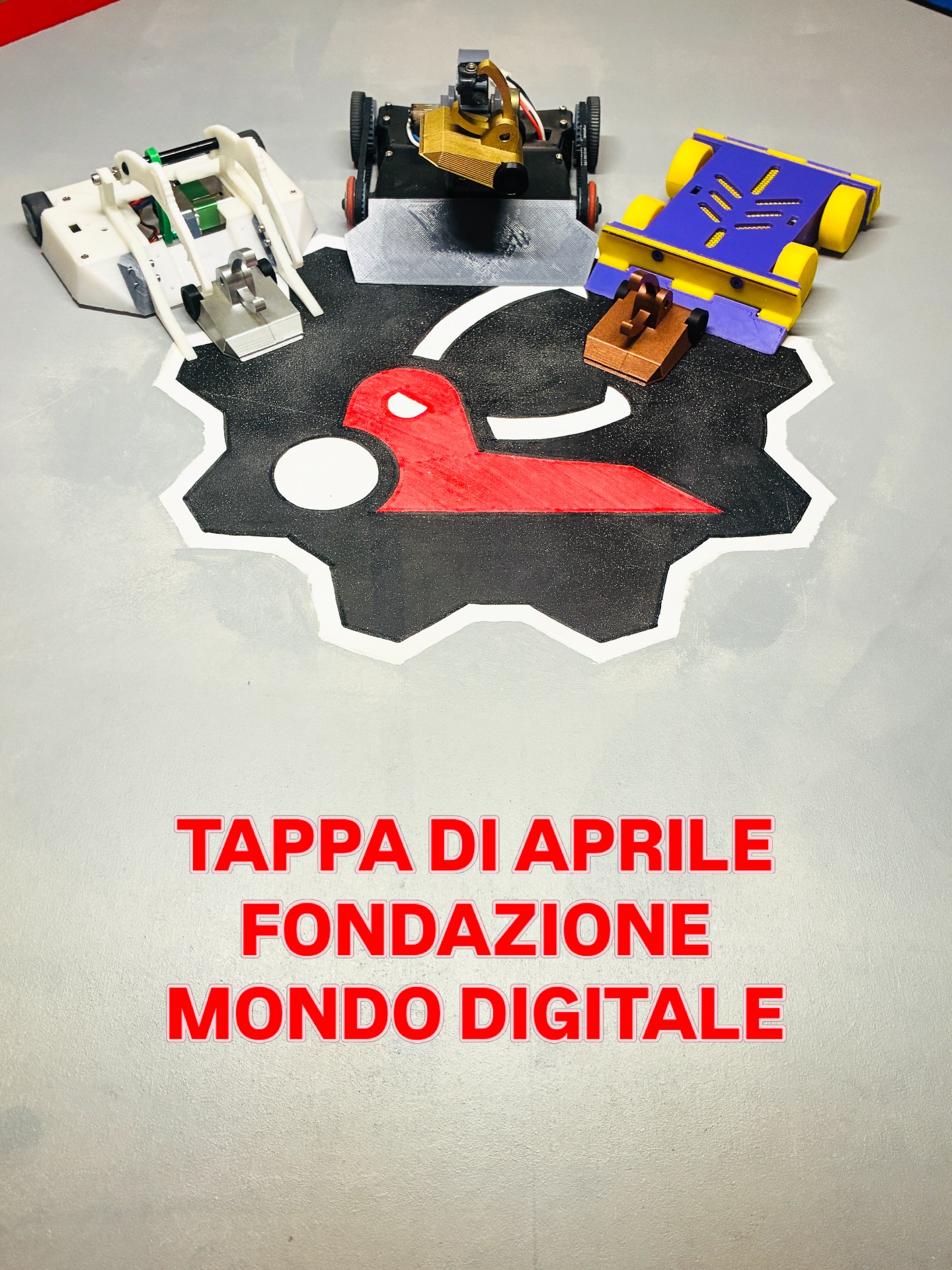 Un Sabato carichissimo ha visto affrontarsi ben 14 piloti nell’arena per la quarta tappa del Campionato Tattico 2026!
Ospiti della Fondazione @mondo_digitale , abbiamo passato un bellissimo pomeriggio tra soci. In particolare salutiamo e ringraziamo Agostino e Nicola (e Anna) che sono arrivati fin da Fidenza apposta per partecipare al torneo (e già che c’erano si sono guardati intorno che Roma è bella).
Complimenti ad Angelo che conquista un altro oro e colma il distacco da @4ndr3a.p , mentre la lotta per il terzo posto generale si fa sempre più agguerrita con
@cnfenix secondo e @lu_chessa terzo!
Bravo @pineider19 che porta a casa il premio speciale della Fondazione per il Miglio K.O. e brava @fenicotterirosa che vince il buono da €20 messo in palio da @icivettoni per la Mossa più spettacolare! E vince anche la Royal Rumble, la gloria e la lampada costruita da @daveilfolle !
La giornata ha compreso buon cibo (grazie @loforeserosanna ) e demo distruttive, oltre che ai primi passi in arena del primo Waspweight OLIO costruito da @matteonjabulo !
È sempre un piacere e un divertimento organizzare e partecipare a queste tappe di Campionato. Ci vediamo alla prossima il 10 Maggio @lacittaperduta , a breve locandina ufficiale!
#antweight #combatrobots #battlebots #robotwars #italy