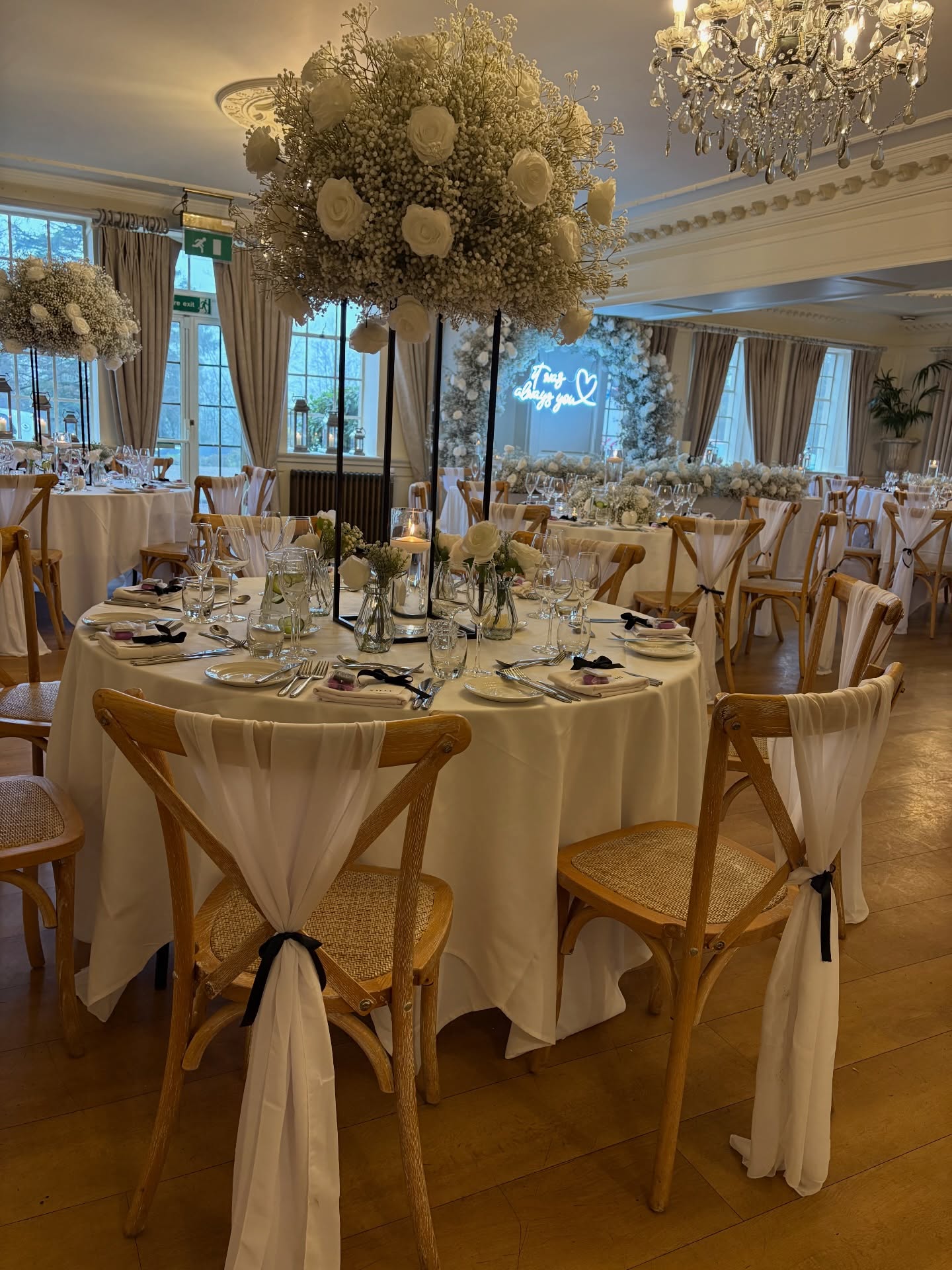 Where elegance meets romance 🤍✨
A dreamy wedding setup featuring timeless black accents paired with delicate white florals — including whimsical gypsy Ophelia blooms and classic roses. The contrast creates a bold yet ethereal atmosphere, perfect for couples who love modern sophistication with a soft, romantic touch.
Every detail curated to turn your special day into an unforgettable experience 🖤🌹
#WeddingDecor #VenueStyling #BlackAndWhiteWedding #LuxuryWeddings #WeddingInspo FloralDesign OpheliaRoses GypsyFlowers ModernRomance ElegantWeddings WeddingAesthetic EventStyling BridalInspo WeddingVibes DreamWedding