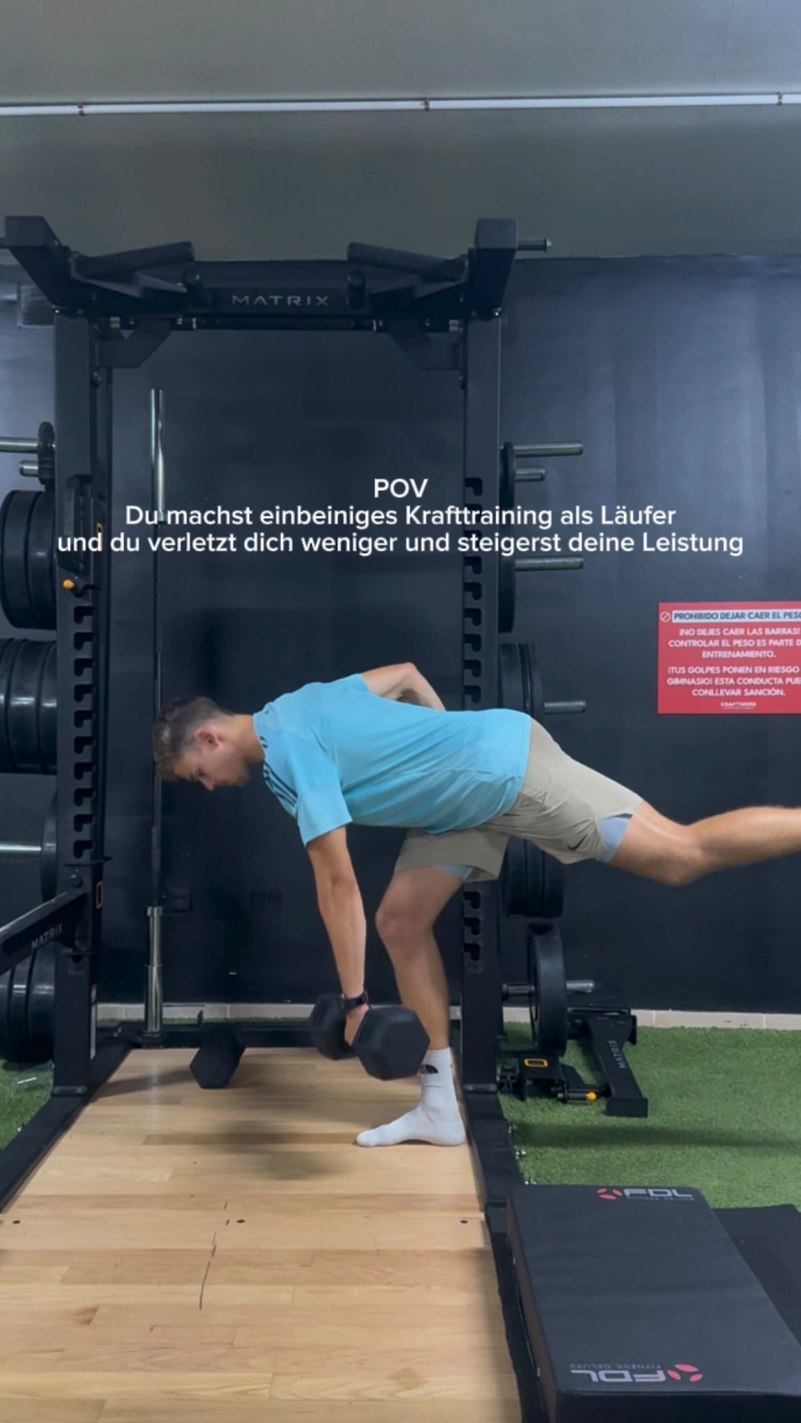 Einbeinige Kraftübungen sind ein zentraler Bestandteil der Leistungsentwicklung im Laufsport. Sie verbessern neuromuskuläre Koordination, Gelenkstabilität und Kraftübertragung und reduzieren gleichzeitig das Verletzungsrisiko.
SL Deadlift Knee Drive 👉 hintere Kette, Hüftstreckung, Hüftbeuger-Aktivierung
Kopenhagen Plank 👉 Adduktorenkraft, Beckenstabilität
Pezzi Ball Abduction 👉 Hüftabduktoren, laterale Stabilität
Calf Raises (schwer) 👉 Wadenkraft, Belastungstoleranz (≥50–100% KG)
Bulgarian Split Squat 👉 einbeinige Maximalkraft, Knie- und Hüftstabilität
Skater Jumps 👉 reaktive Kraft, exzentrische Kontrolle, Kraftabsorption