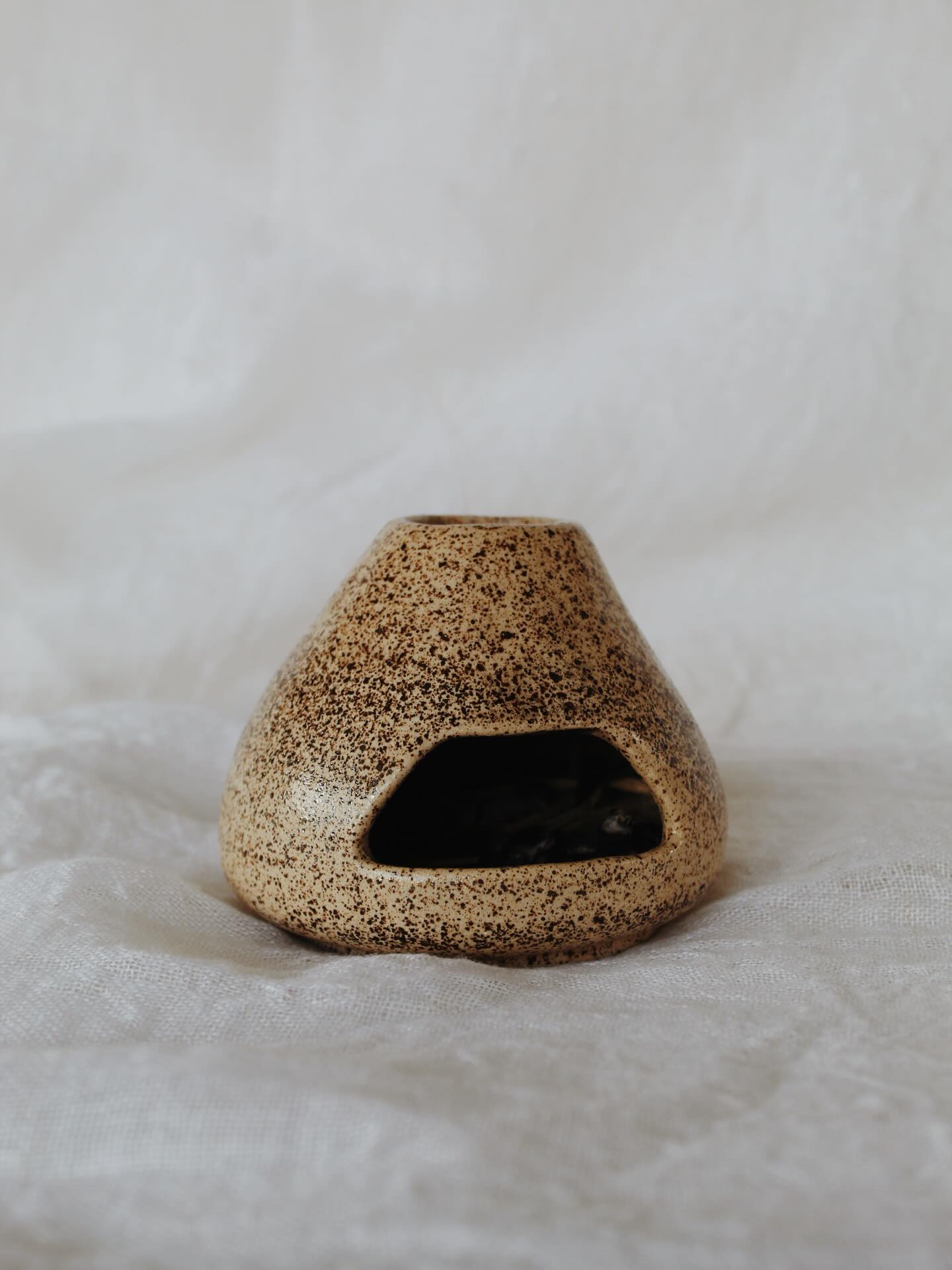 emerging speckle.
It’s been such a lovely clay body to create from.
It just looks so beautiful from every angle
#clayplay #mindfulliving #pottery #deamy #chanluu