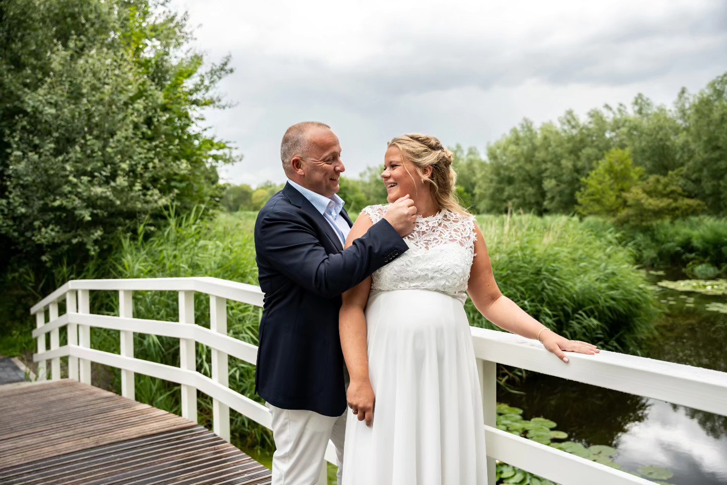 In 2 maanden tijd heb ik Melissa en Chris maar liefst 3 keer mogen fotograferen: de bruiloft, gevolgd door de zwangerschapsshoot en een paar weken later de newbornshoot van hun prachtige zoontje. En een paar dagen geleden was het alweer een jaar geleden sinds de eerste shoot. Nog van harte gefeliciteerd @meeliissahofman en @chrisvdknaap ππ₯³
#verloofd #trouwenin2024 #1jaargetrouwd #trouweninnederland #trouweninzuidholland #trouwenindelft #trouwfotografie #weddingphotography #weddingphotographer #trouwfotograaf #wijgaantrouwen #trouwfotos
