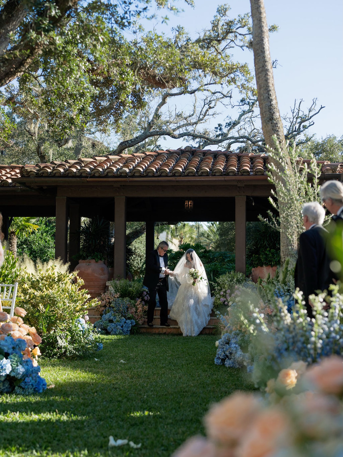 The sun in the Cloister Garden was waiting for this moment. The lighting was 🤌🏻🤌🏻
.
📸 @abbyjiu