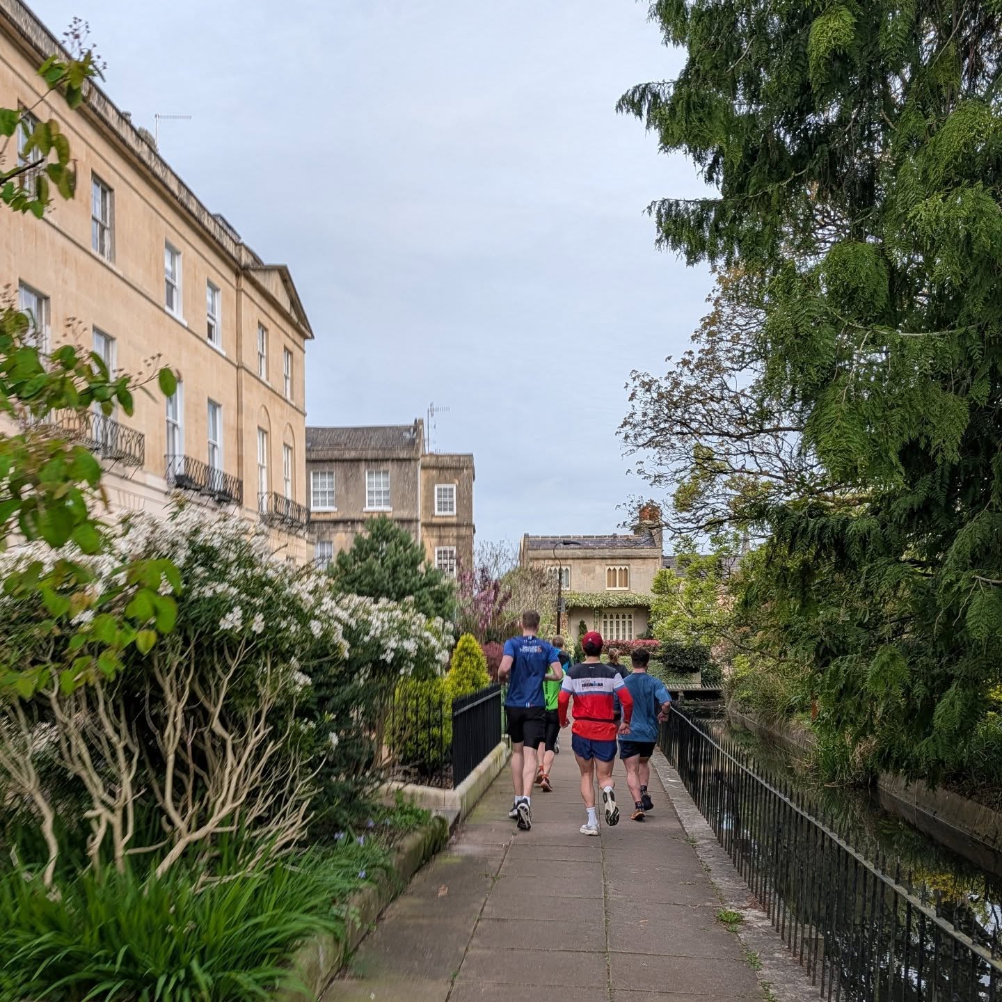 Friday morning 7 Km social run... Why not? 🐸
Lovely crew jogging through Bath's back streets today...
Finishing at @thecolombianco in Widcombe... ☕
#fridaymotivation❤️ #coffeetime☕
