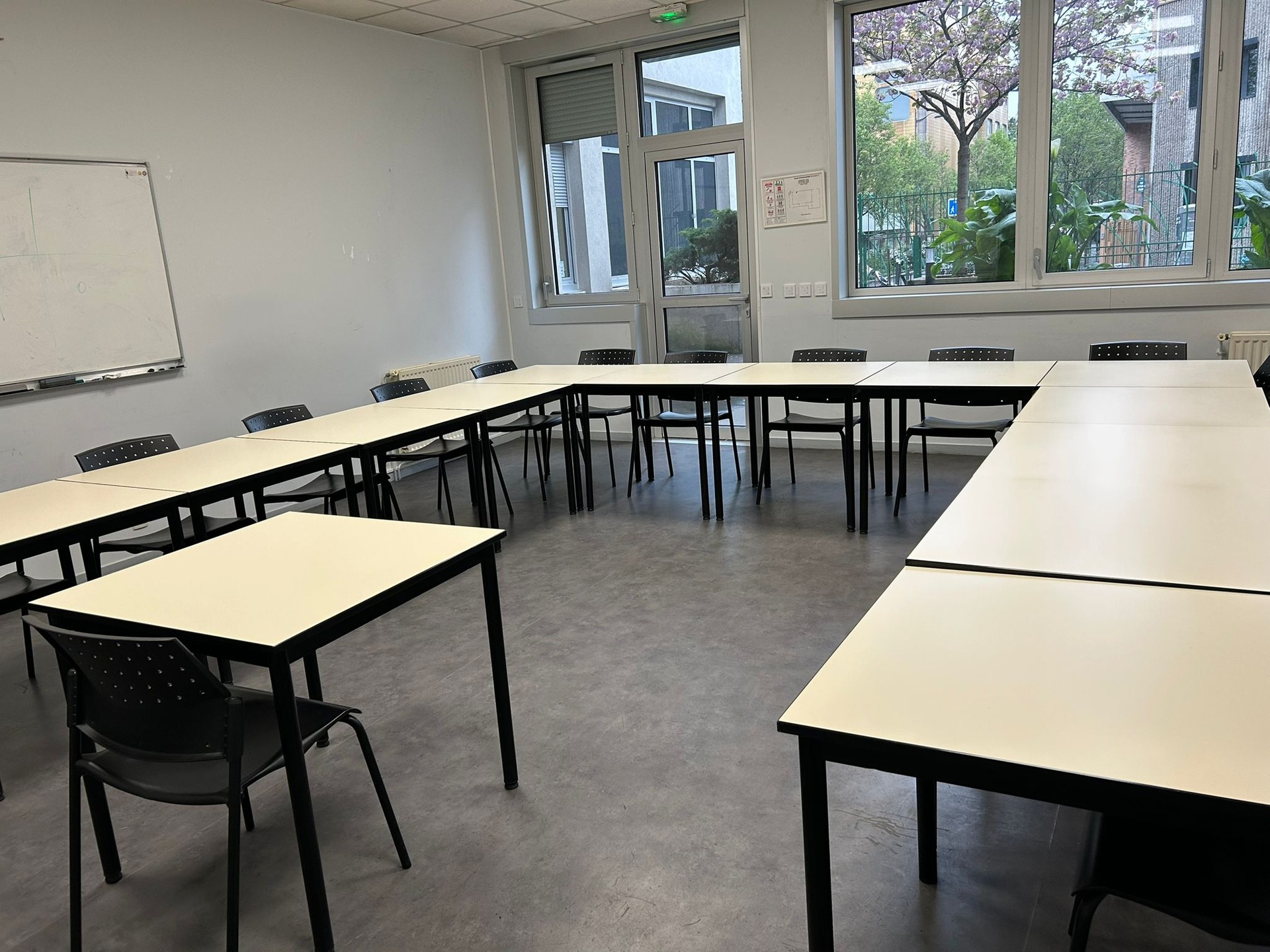 🎯 Accompagner les changements, les évolutions et les transformations
Comment mobiliser ses équipes face aux transformations du service public, tout en maintenant l’engagement, la qualité de service et le sens des missions ?
Dans la fonction publique, les transformations sont nombreuses et structurantes. Mais sans cadre clair ni accompagnement adapté, elles peuvent générer résistances, tensions et perte d’efficacité.
Il est indispensable d'adopter une posture de manager facilitateur, capable de donner du sens, de créer des repères et d’impliquer les équipes tout au long du processus de transformation.
Une formation action est indispensable pour accompagner les managers publics au plus près de leurs réalités terrain.
Merci à Attilio d’animer cette action pour GCR Organisation cette semaine.
Contactez-nous pour en savoir plus sur cette formation à l’adresse 👉contact@gcrorganisation.com
#fonctionpublique #managementpublic #conduitechangement #transformation #leadershippublic #servicepublic