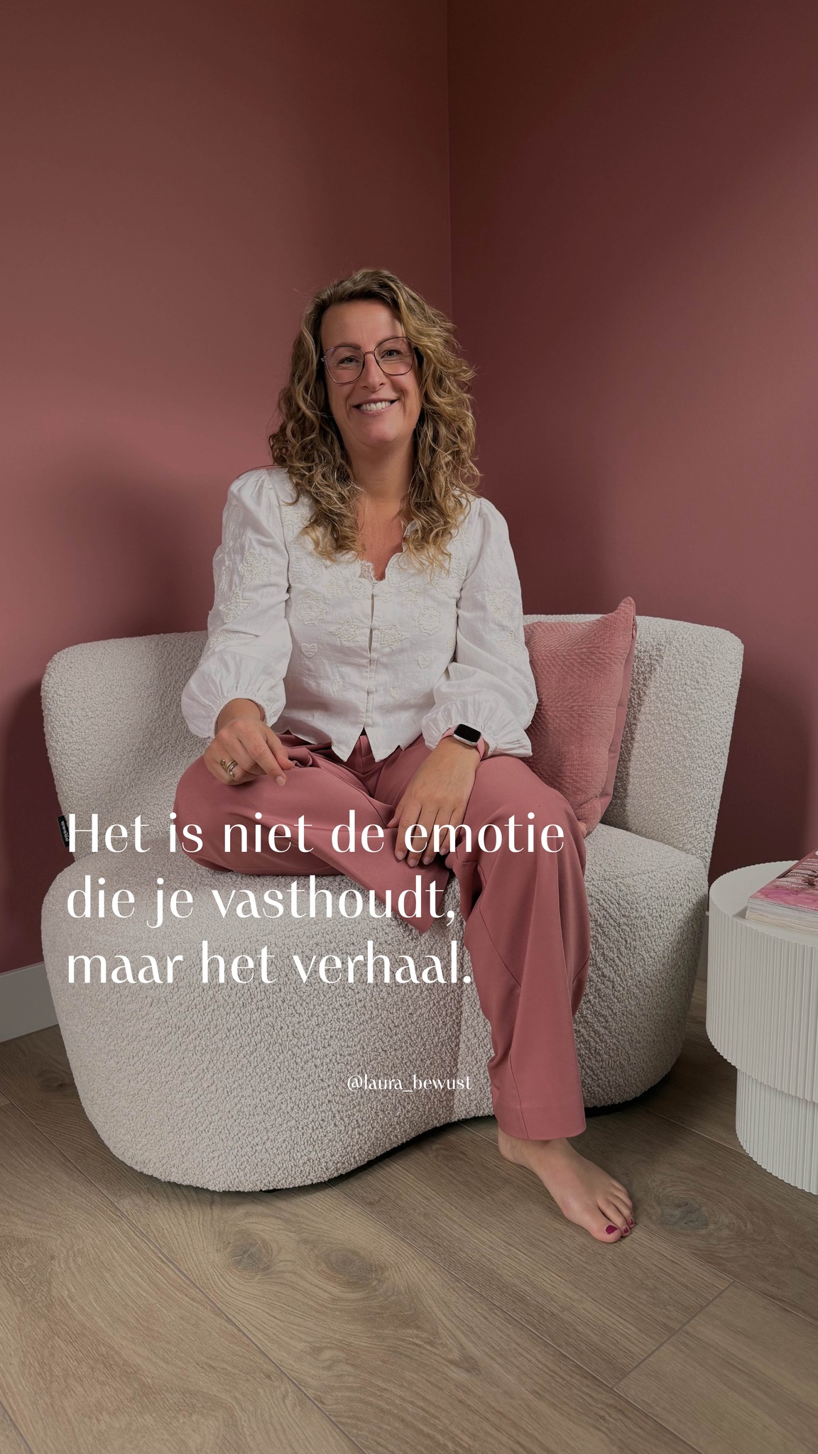 Een emotie duurt 90 seconden. Dat is wat de wetenschap zegt. 90 seconden om op te komen, door je heen te bewegen en weer te zakken. Niet meer dan dat.
Dus waarom zit jij er dan drie dagen in?
Omdat je allang niet meer bij de emotie bent. Je bent in het verhaal beland. De herinneringen die erbij horen. De betekenis die je eraan geeft. De stem die zegt: “zie je wel, dit gebeurt altijd met mij. Dit is wie ik ben. Dit gaat nooit veranderen.”
Dát houd je vast. Niet de emotie zelf, maar de laag die eromheen groeit.
Ik zie het al jaren in mijn werk. Mensen die denken dat ze overweldigd worden door verdriet, angst of boosheid. Terwijl ze in werkelijkheid verstrikt zijn geraakt in een oud verhaal. Een herinnering die zich als waarheid heeft vermomd. Een patroon dat zo vertrouwd is, dat het voelt alsof het bij jou hoort. Maar dat doet het niet.
De emotie is er. Ze mag er zijn. Ze heeft zelfs iets te zeggen - als je haar de ruimte geeft om dat te doen zonder haar groter te maken dan ze is.
Dat is het verschil tussen voelen en meegaan.
Voelen betekent: je laat de golf komen. Je blijft bij de essentie.
“Wat voel ik nu, in dit lichaam, op dit moment? Zonder oordeel. Zonder verhaal?”
Je ademt. Je blijft aanwezig. En dan - binnen 90 seconden - begint ze al te zakken.
Meegaan betekent: je stapt in de film. Je speelt oude scènes opnieuw af. Je geeft de emotie brandstof totdat ze zo groot is geworden dat jij haar niet meer kunt loslaten.
Het verschil zit niet in de emotie. Het zit in waar jij je aandacht naartoe brengt.
Dit is iets wat je kunt leren. Niet door de emotie te onderdrukken of weg te redeneren - dat werkt niet. Maar door te oefenen in aanwezig blijven bij wat er is, zonder erin te verdwijnen.
Je lichaam weet hoe het moet. Het heeft alleen ruimte nodig om het te mogen doen.
#emoties #zelfheling #bewustwording #patronen #emotieregulatie