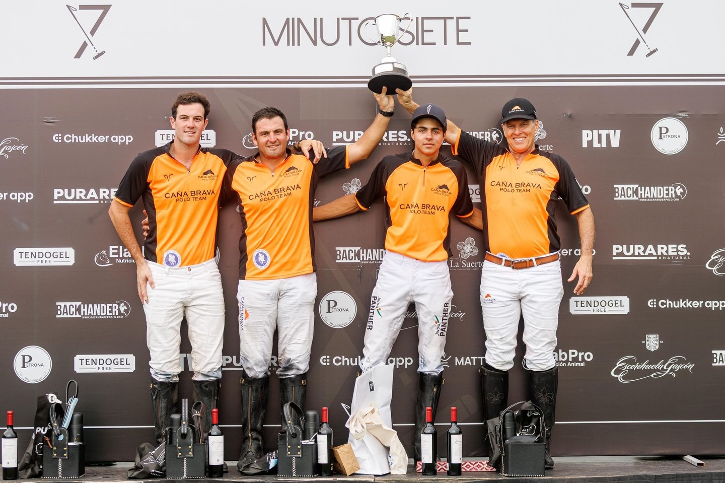 La Autumn Cup llegó a su fin en Minuto 7 Polo Club.
Caña Brava se quedó con el título tras un partido muy parejo frente a La Guapa (8–7), mientras que Equestrian superó a The Taquito (7–6.5) más temprano en el día.
MVP: Alejo Mora
BPP: V8 Lisboa, jugada por Javier Guerrero (h)
Best Playing Patron: Adrian Poblete
📷 @matcallejo