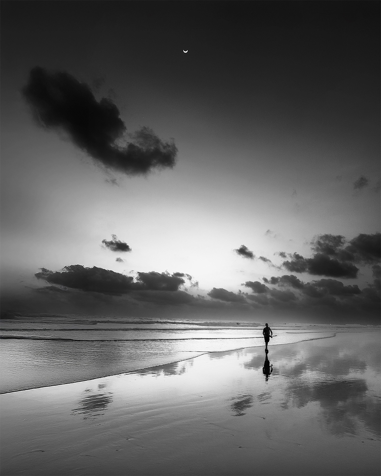 A quite walk on a vintage beach day out.!🌊
#blackandwhitephotography #bnw #monochrome #bw_society #blackandwhiteindia #bnw_india #mumbai #instagood #photooftheday #photography #vedaantkulkarnidv #sonyalpha #peacefulmoments