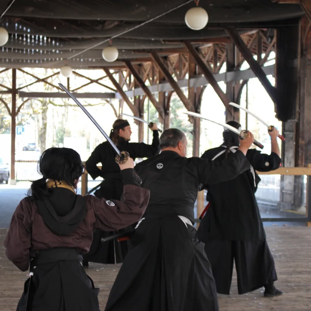 Le Kenjutsu et le Battōjutsu sont les arts martiaux traditionnels japonais plus étroitement liés à l'épée.
Que ce soit katana ou wakizashi, nodachi ou tantō, tout forme d'épée ayant été manipulée par les samurai y est compris.
À cheval entre zen et shintō, avec une influence qui remonte directement au légendaire Miyamoto Musashi, la Wa Rei Ryū continue cette tradition séculaire de l'art de l'épée.
Venez nous rejoindre pour un cours d'essai!
#wareiryu #kenjutsulausanne #samurai #katana #battojutsu
Photo by @lichoupe
