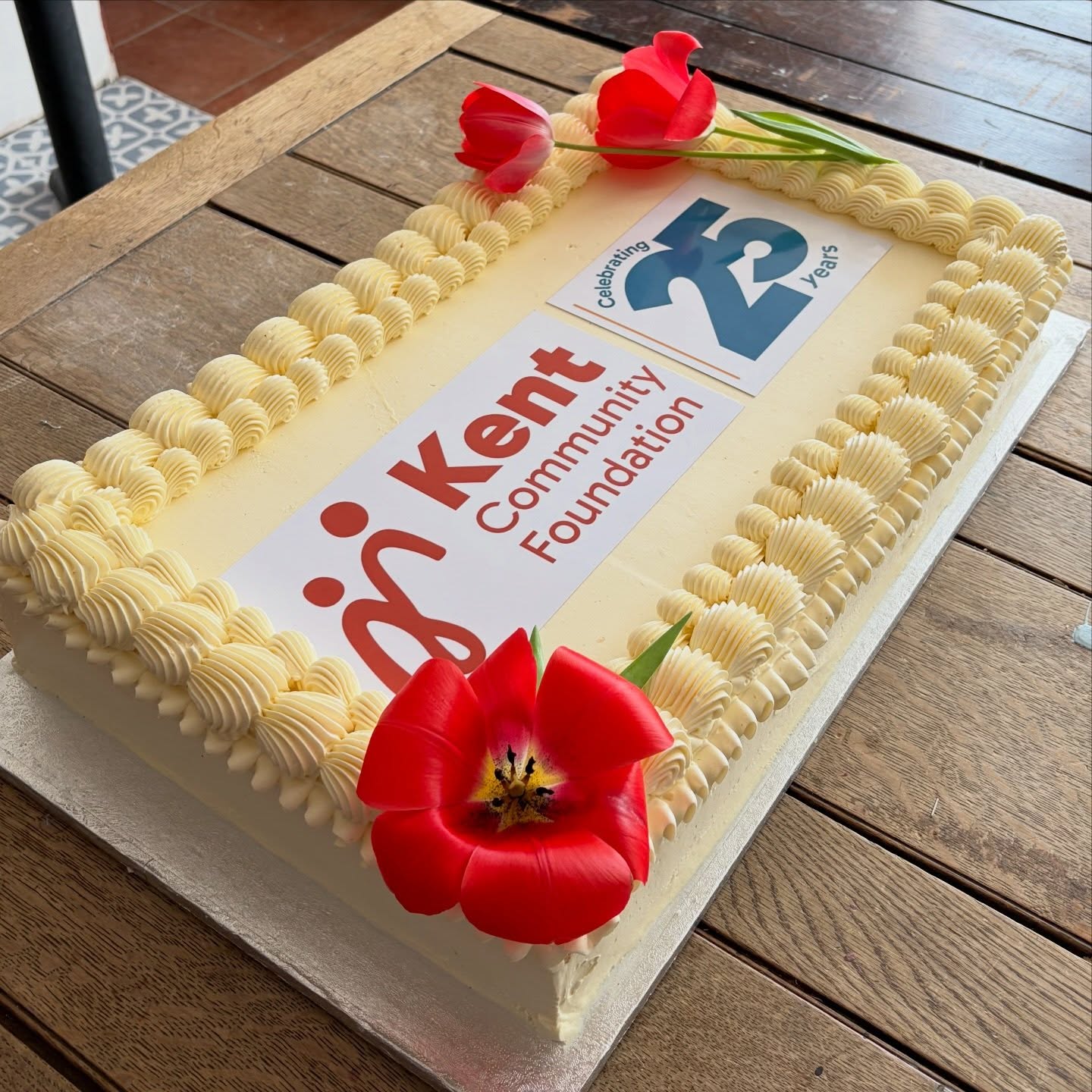 Corporate cakes galore last week with sheet cakes and free-from minis making the cut. Frosting the whopper cakes is always a highlight- something v satisfying about a giant swoosh (technical term) with buttercream!
#corporatecake #businesscatering #dealkent #kentbakery #bespokecake