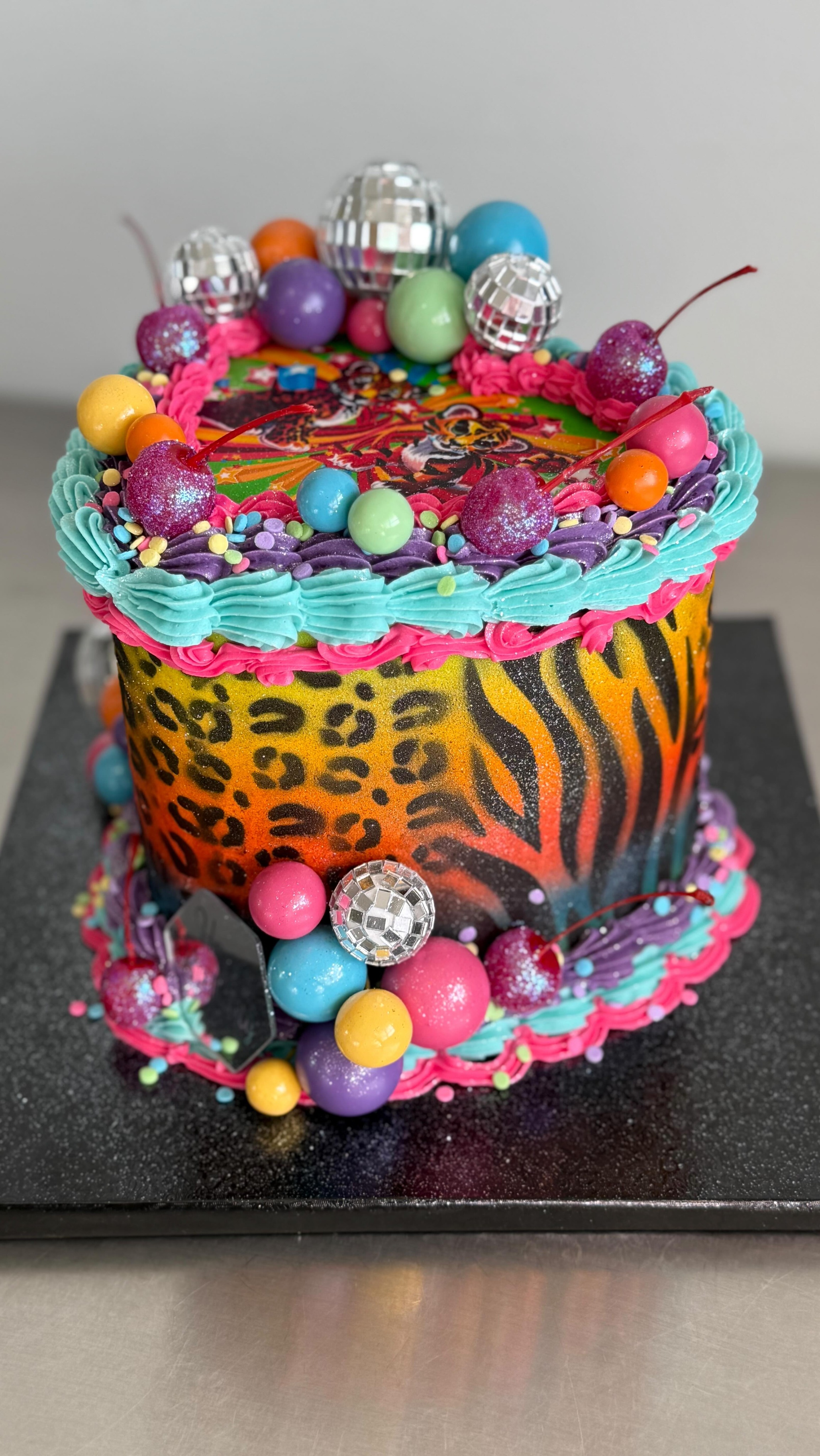 Behold β¨π©·ππ
πβ¨
3 layer 6β heart
Chocolate cake
Bavarian cream filling
Vanilla buttercream
FrolicAndFollyLV.com π±π
β’
β’
#vegan #lisafrank #birthday #cake #LasVegas