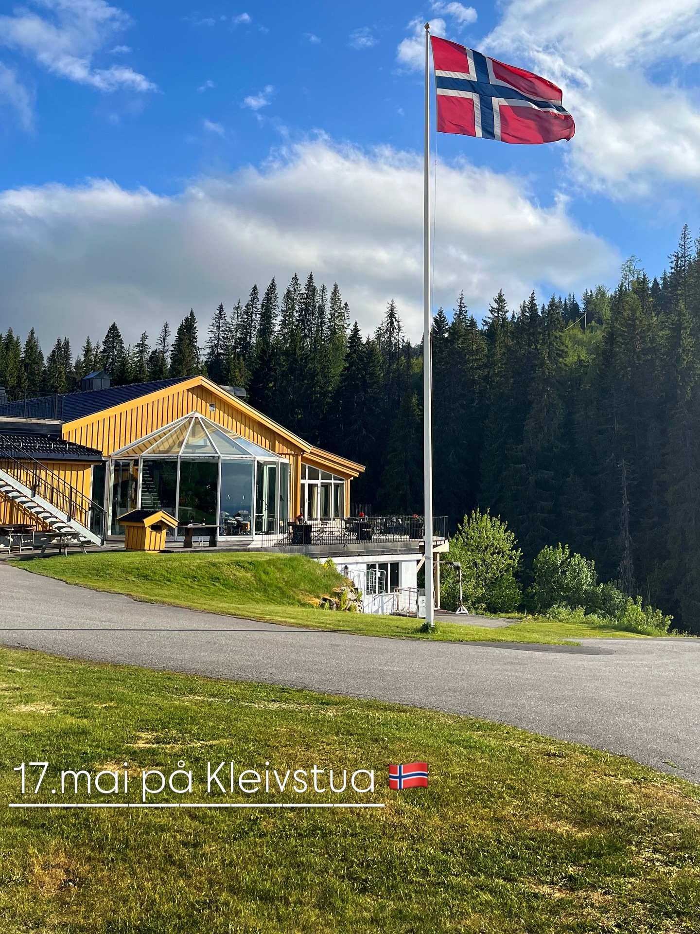 17. mai på Kleivstua 🇳🇴
Feir nasjonaldagen på Kleivstua, med utsikt, tradisjoner og god mat. Ta med familien til vårt sjarmerende tun her på Krokkleiva. Her ligger alt til rette for en uforglemmelig dag sammen i vakre omgivelser.
📍 Dronningveien 500, 3531 Krokkleiva
🌐 www.kleivstua.no
📧 booking@kleivstua.no
📞 +47 32 16 14 00
#kleivstua #kleivstuahotell #nationaldagen #17mai #grunlovsdagen