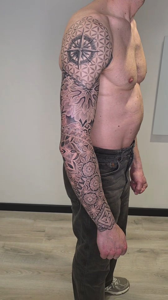 Eigen stijl: Maori / grafisch / semi-realistisch / Keltisch ✍️
Alles kan tegenwoordig door elkaar lopen… en toch één geheel vormen
Wat vinden jullie hiervan? 👀
#tattooart #mixstyle #maori #celticart #graphicdesign