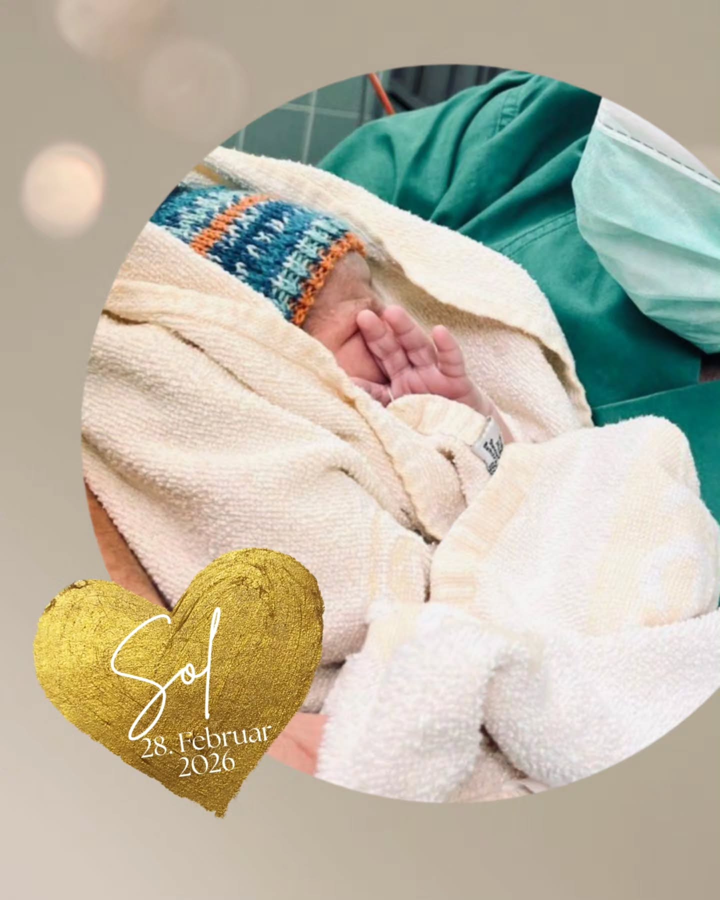 Hallo kleiner Sol✨️
Mittlerweile bist du vor knapp 6 Wochen geboren.
Von Beginn der Schwangerschaft durften wir dich mitbegleiten.
Es war ganz vertraut, da deine Eltern uns bereits bei der Geburt deines zweitältesten Bruders ihr vertrauen geschenkt haben.
Wir warteten gespannt, wann deine Geburt wohl losgehen würde.
Auch wenn wir wissen, dass jede Reise individuell ist, waren wir dennoch sehr überrascht, als du dich für einen anderen Weg entschieden hast.
Deine Mama hatte genau das richtige Bauchgefühl und ging mit verschiedenen Beschwerden ins Krankenhaus. Dort bist du einen Tag später geboren.
Nach zwei Nächten Aufenthalt ging es dann schnell nach Hause zu deinen großen Brüdern.
Wir freuen uns, dass wir dich und deine Familie die ersten Wochen beim Wachsen beobachten durften. 💛
#geburt #wunder #bauchgeburt #vertrauen