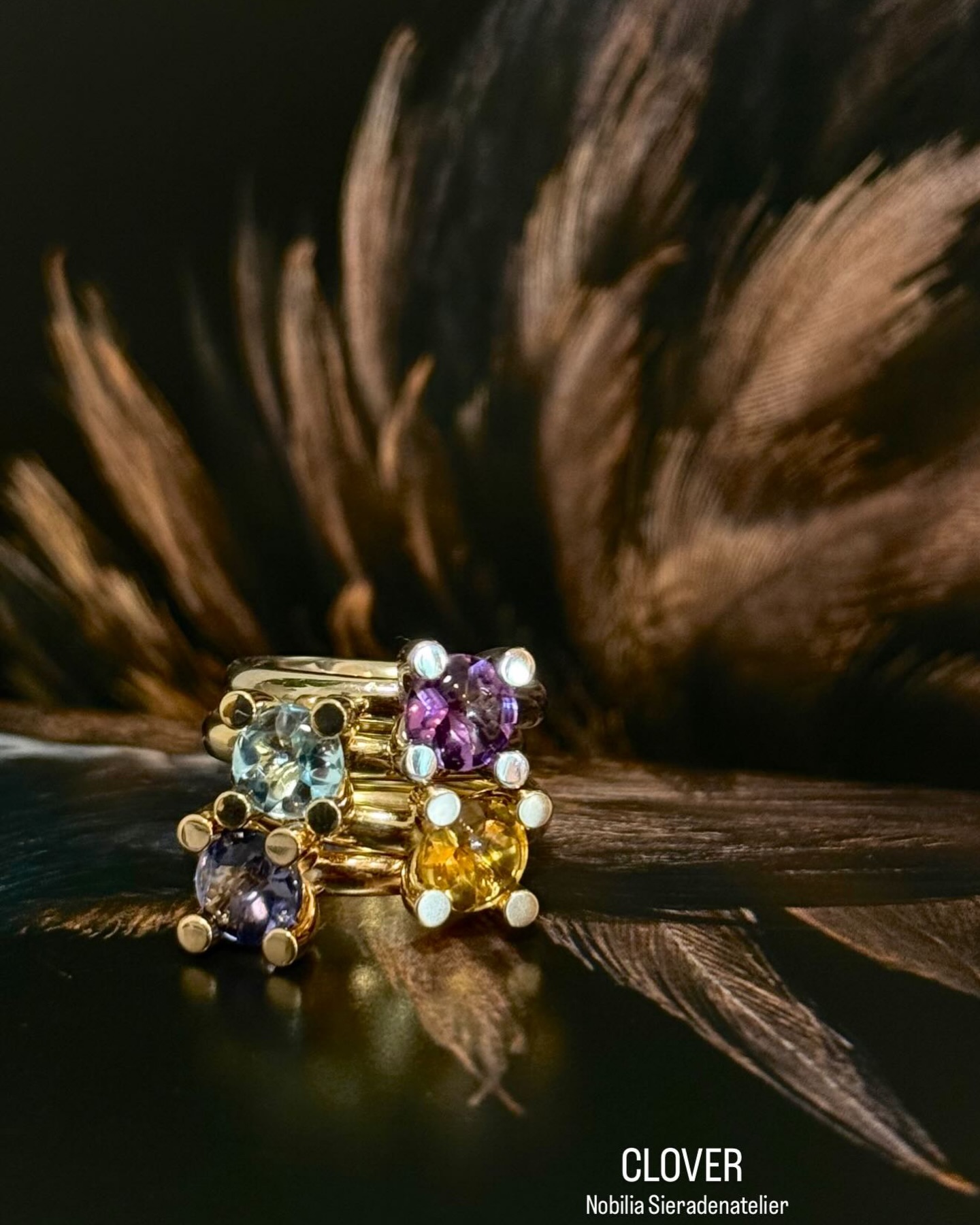Nieuwe collectie statement ringen.
De Clover ringen zijn handgemaakt in 14 karaat goud en gezet met kleurrijke edelstenen. Opvallend, verfijnd en prachtig solo of gecombineerd te dragen.
Ontdek de collectie in ons atelier.
#nobiliasieradenatelier #ambachtelijkesieraden #utrecht #goudsmid