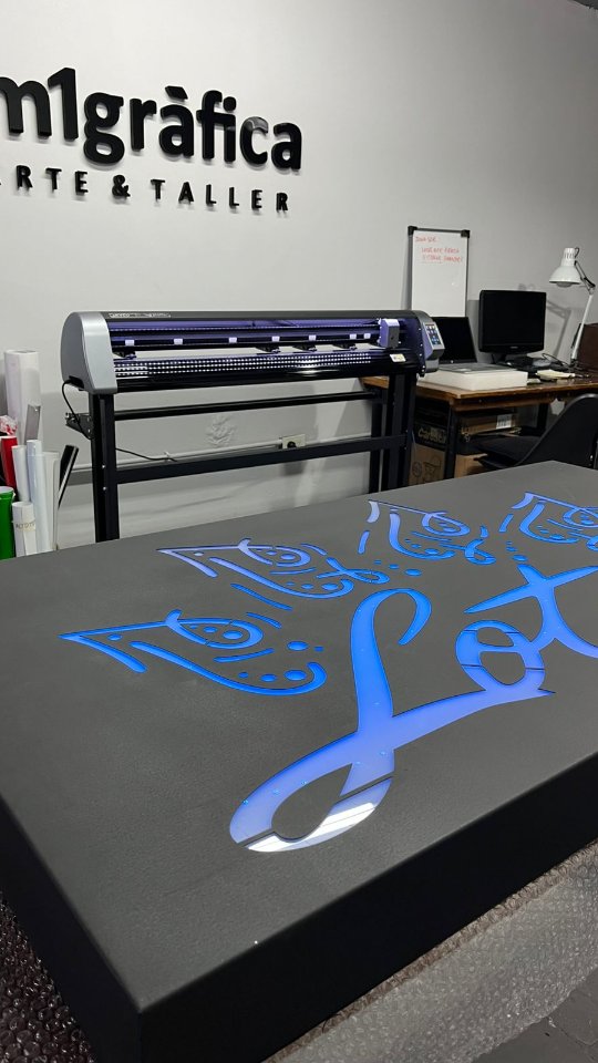 Letrero backlight en chapa calada en láser
@lotus.estilistas
#letreosluminosos #letrerospersonalizados