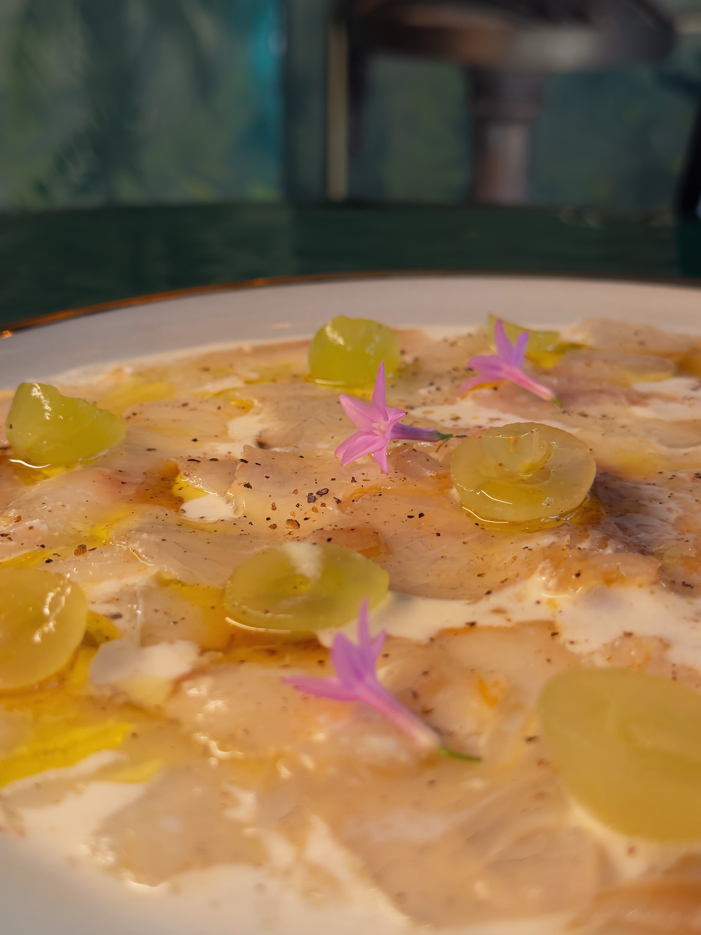 Dorade gravlax à l’ail blanc, pamplemousse frais en sirop
et raisins
_______________________
Sea bream gravlax with white garlic, fresh grapefruit in syrup, and grapes
@amazozgroup members
Ouvert 12:00 — 02:00
7/7
Reservations 🔗 in bio
Maison de famille & de fêtes depuis 1936
Cuisine à partager
📍 7, Rue Ibn Rochd, Marrakech Medina — Parking sur place
📞 +212 (0) 6 69 09 08 28
✉️ contact@villa-aaron.com
🌐 villa-aaron.com
#villaaaronmarrakech #babaaaron #maisondefetes #marrakechmedina #restaurantvintage