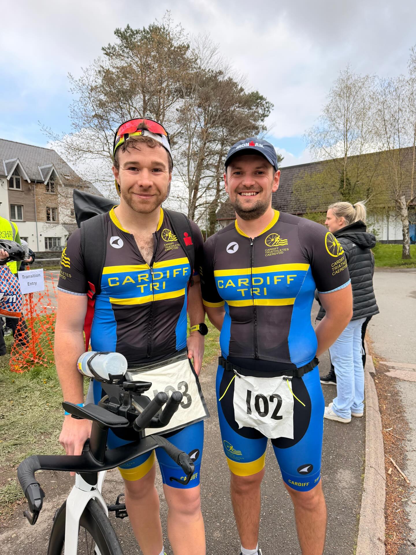 🏆 Trophy Tuesday 🏆
Another strong weekend done and dusted by our members 💪🏼
We had @tri_hard_tal & @rhyswynjones1 competing at the Dyfi Dash in Mid Wales, with Tal taking home the AG win 🥇 Well done guys 👏🏼👏🏼
@bills1954 took his marathon training run inside and managed 2 hours on the TREADMILL 🤯🤯🤯 crazy will power 👏🏼
@paulevano was down at the Somerset Epic Gravel Race on Saturday 🚴🏼 🏖️ which is definitely pretty EPIC considering that wind 🌬️ 🤯
We also had a few members out on our weekly social ride led by our ride leader @jdrasq. Thanks to all who joined and hope it was a good one 🫶🏻.
💛💙🖤
#cardifftriathletes #triathlontraining #gravelriding #marathonseason #dyfidash