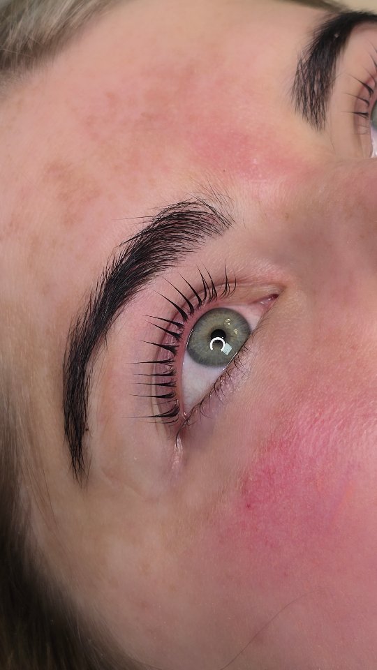 I absolutely love the korean lash lift method & it's been a game changer for my beauty business, so when @lashoasisboutique asked if I would like to try their brand new system I couldn't waittt ๐.
But it's not just any cysteamine solution, it's the UK's 1st Korean Hybrid System ๐ฐ๐ท.
Here's what I really liked about it ๐...
โ
๏ธ It's much quicker than other pure cysteamine solutions.
โ
๏ธ 1 sachets = 1 treatment. No more sealing back up or product wastage.
โ
๏ธ The Lash Milk prevents over processing by restoring the natural lash PH.
โ
๏ธ Each sachet is realllyyy cost effective (check the website ๐).
A big thank you to Lash Oasis for very kindly gifting me their kit, the whole system is now going to be my go to & I think you're going to love it too!
#koreanlashlift #cysteamine #lashlift