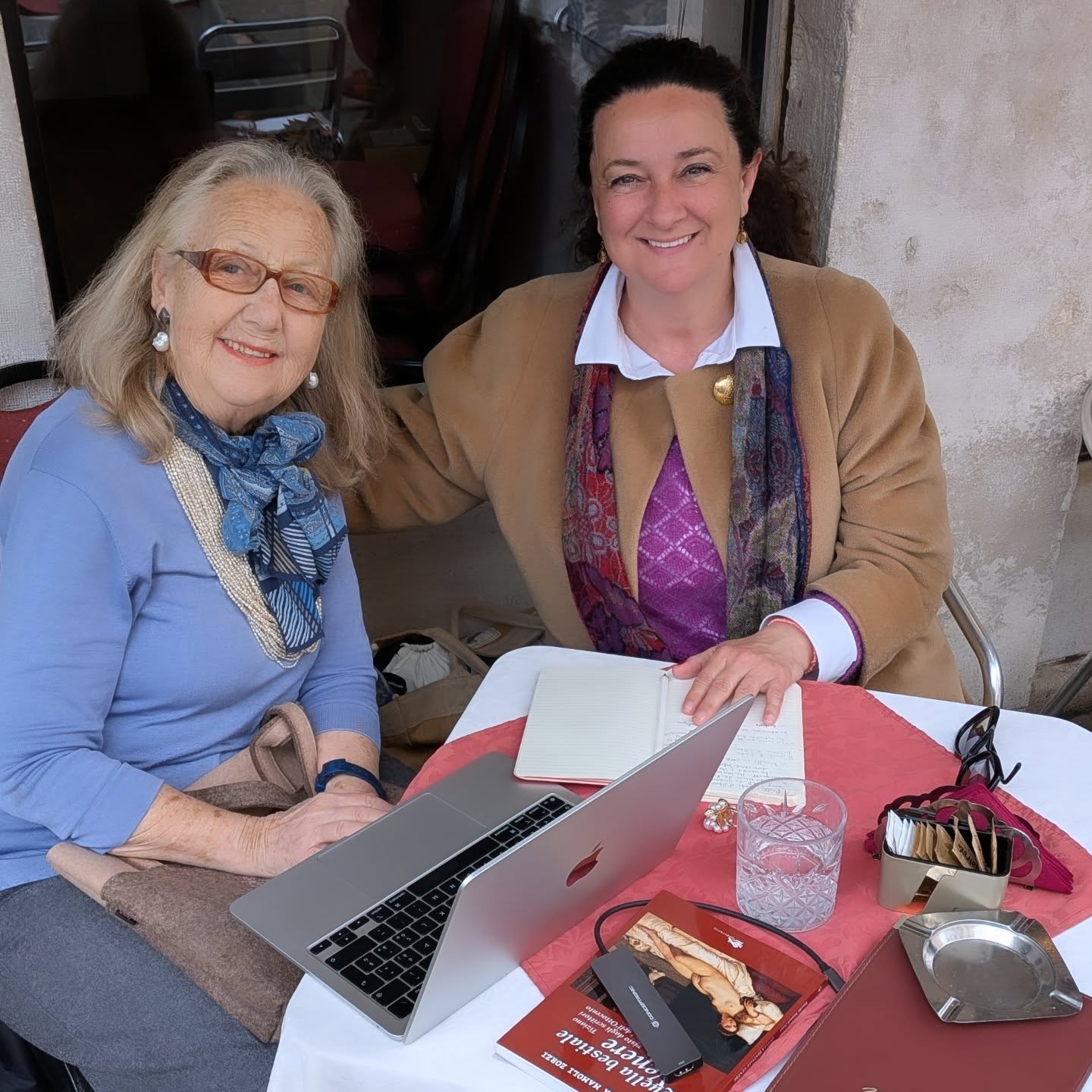 Is there anything better than meeting in a Venetian caffè to talk about art?
Here we are, planning a very special #PaolasStudiolo session with an amazing Venetian scholar, professor Rosella Mamoli Zorzi!
For this we will need also a creative spirit of @vittoriacolonnastudio!
Watch this space for more, soon!🙌🏻
#VenusofUrbino #UmbertoEco #MarkTwain
