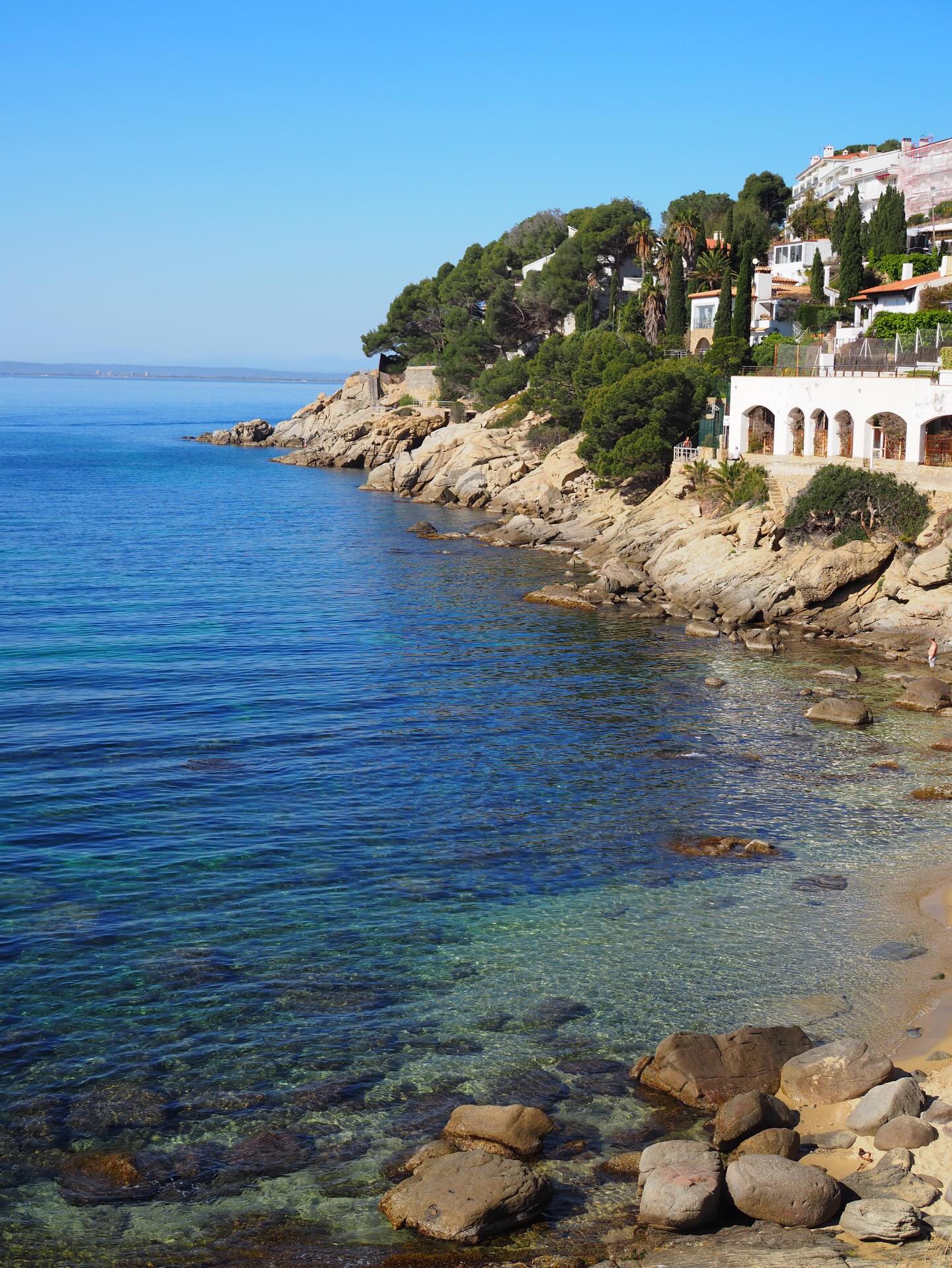 CARTE POSTALE
On a passé une semaine de vacances sur la Costa Brava, la côte catalane de la Méditerranée en Espagne. C’était une semaine au vraie goût de l’été.
1 à 3 ~ Vue du Logement à Canyelles petites prêt de Roses
4 à 8 ~ Journée sur Cadaquès avec une balade en bateau au cap de Creus
9 à 16 ~ Village de Begur avec les plages de Sa Riera, Illya Roja, Sa Roca et Sa Tina.
17 à 20 ~ Chemin de Ronde le long des falaises qui relie les plages et criques entre elles sur une bonne partie de la côtes.
Et Canyelles petites.
Tout est magnifique !!! Et on est loin d’avoir tout vu.
__________________________________
#atelieremiliedesigns
Tricot Costa brava