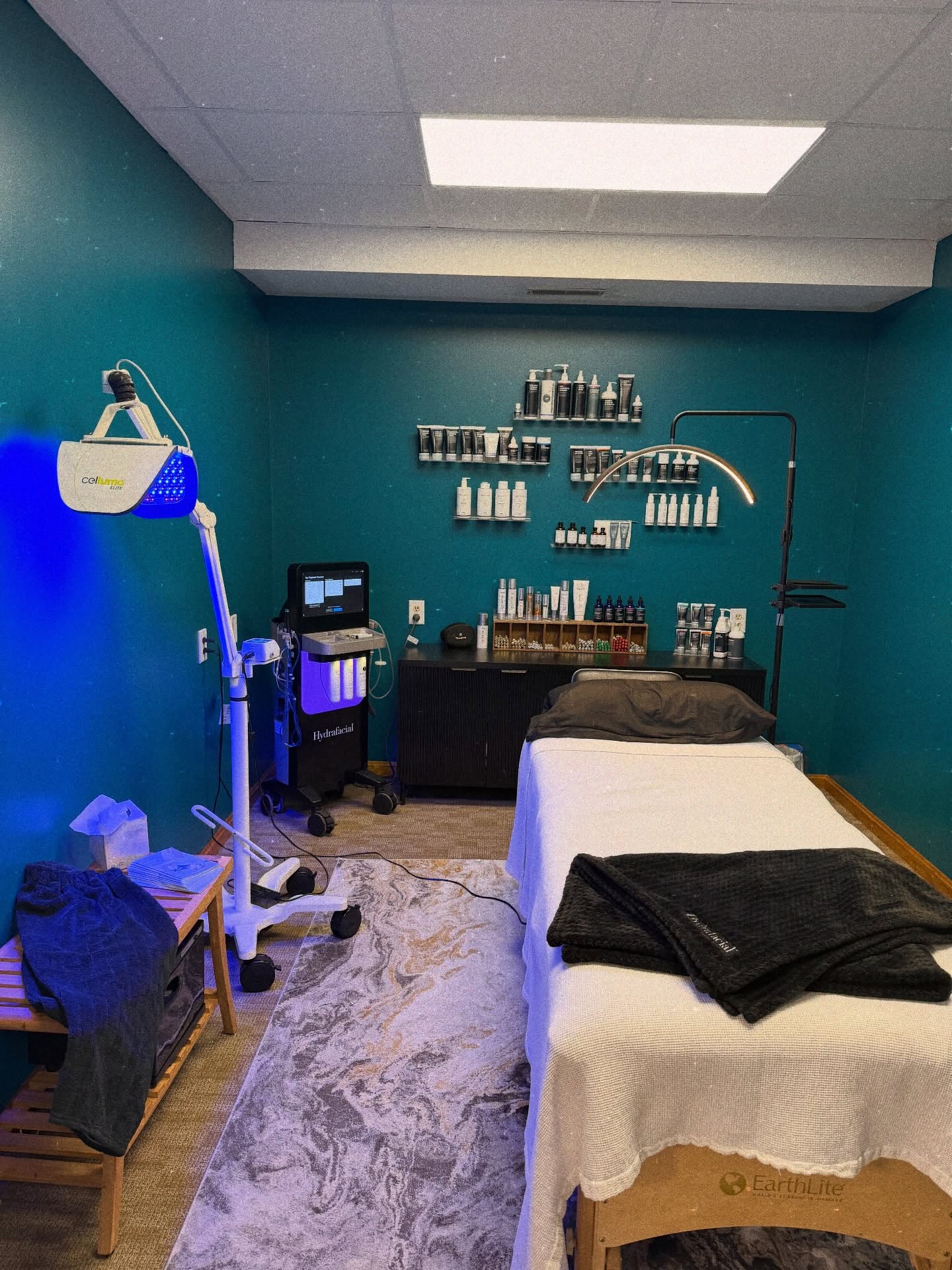 Fresh space, elevated results ✨
Welcome to our newly refreshed skincare room—designed for results, relaxation, and everything your skin has been asking for. From glow-boosting Hydrafacials and customized chemical peels to dermaplaning, microneedling, acne treatments, LED light therapy, and medical-grade skincare… this is where your best skin begins.
Your treatment. Your goals. Your glow—leveled up. 💫
💻Book here —> https://www.midwest-integrative.com
📞 Give us a call —> 309-837-0342
💳 CareCredit —> https://www.carecredit.com/go/553JSV