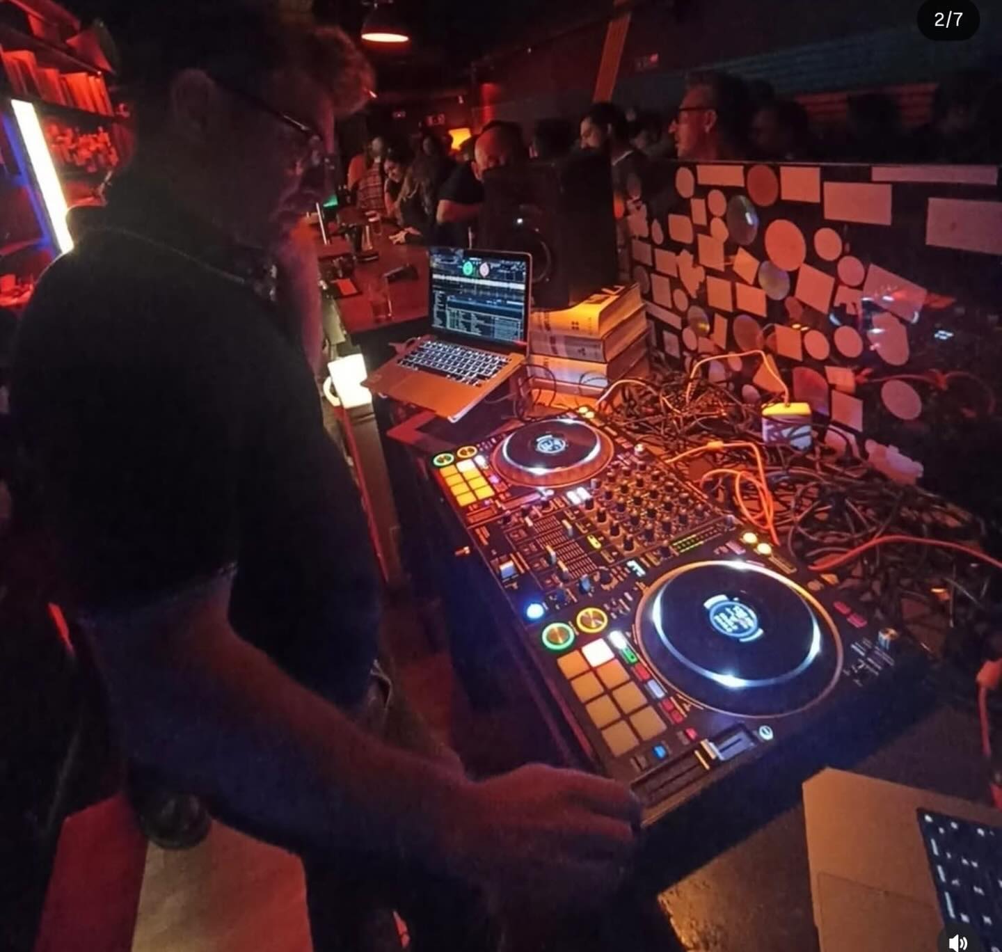 🎧 La música del Solidarity Fest
Durant tota la jornada, la banda sonora del festival anirà a càrrec de tres DJs amb estil propi i una llarga trajectòria fent vibrar el públic. Una selecció musical cuidada per crear ambient, fer-nos ballar i convertir el dia en una experiència única:
🎵 DJ Luis Le Nuit
🎵 DJ Homeless
🎵 Raúl TT
Ens faran viatjar per sons indie, pop i rock, amb sessions plenes de ritme, energia i molt bon rotllo.
🔥 Tres mirades diferents, una mateixa energia: fer del Solidarity Fest un espai viu, obert i ple de música.
🎶 Música, solidaritat i bon ambient per celebrar junts el Dia Mundial del Parkinson.
#SolidarityFest #DJSet #DiaMundialParkinson #dm26