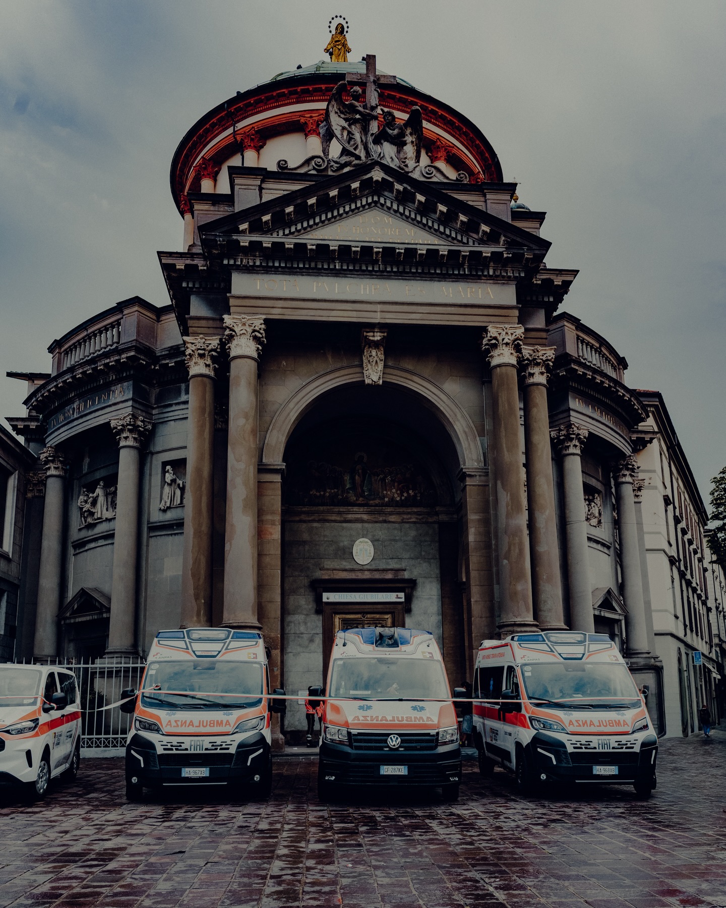 Ieri per Croce Bianca Città di Bergamo è stata una giornata importante.
Abbiamo inaugurato i nuovi mezzi che sono entrati a far parte della nostra flotta, rafforzando ancora di più la nostra presenza sul territorio. 🚑
Durante la cerimonia, abbiamo voluto intitolare una nostra ambulanza a Matteo.
#CroceBiancaBergamo #Bergamo #Emergenza #Soccorso Volontariato