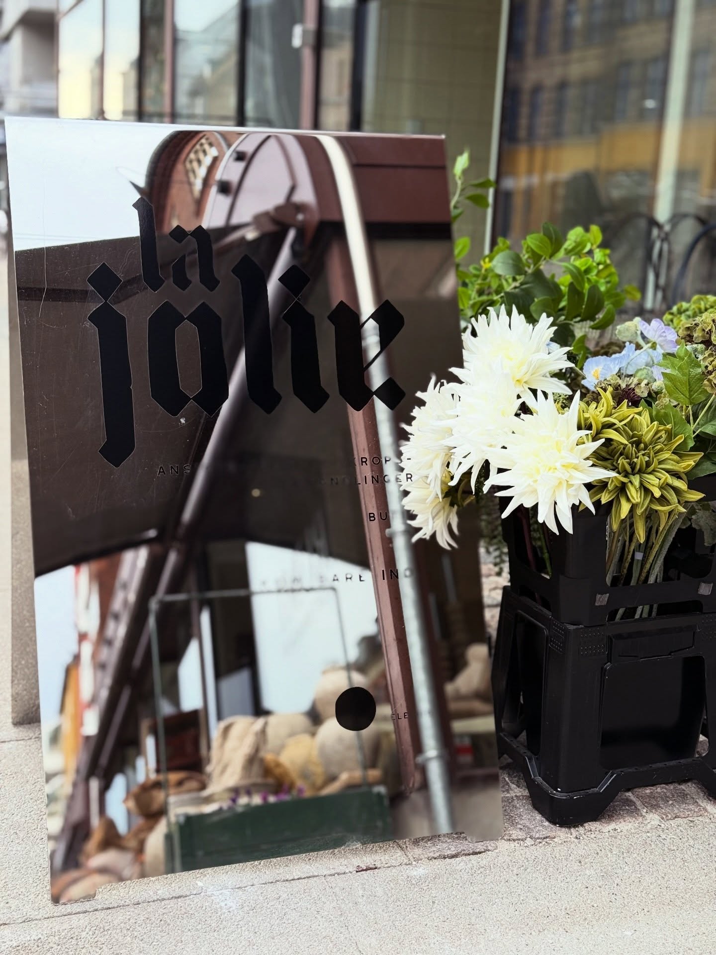 🖤✨ Ugen der gik
1: Selvom det var en uge, der startede en anelse køligt, så blev det endnu en god en af slagsen! 🌿
2: Kris er så småt tilbage i biksen og har kunder igen - vi er SÅ glade for at have Mama Boss tilbage! ❤️
3: Trylle kan hun virkelig hende Kris! Smukke forårsnegle får hun skabt. 💅🏼✨
4: De fine, gode Carlsberg-heste lagde vejen forbi. 🐴
5: Viben er der styr på med vores lækre Palo Santo - som du kan købe i butikken i øvrigt. 🔥
6: Mette fik filmet en masse til jer! 📱💁🏻♀️
7: Vi elsker at forårssolen tittede frem her sidst på ugen - butikken er bare lidt ekstra smuk i det her lys! 🤩
Vi glæder os til, at vi ses i næste uge. ❤️🔥
/ Kris, Amy, Mette og Charlotte.
#lajoliedk #heledig