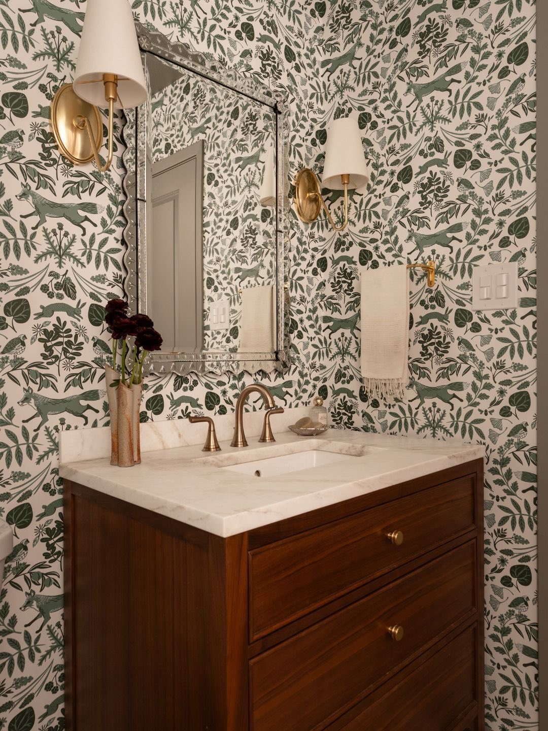 It’s the wallpaper for us 🤍
Bringing texture, warmth, and just the right amount of character to this space. 🍃✨
Build: @ct.builders
—
#homesweethome #homeremodel #atx #atxinteriordesigner #austintexas