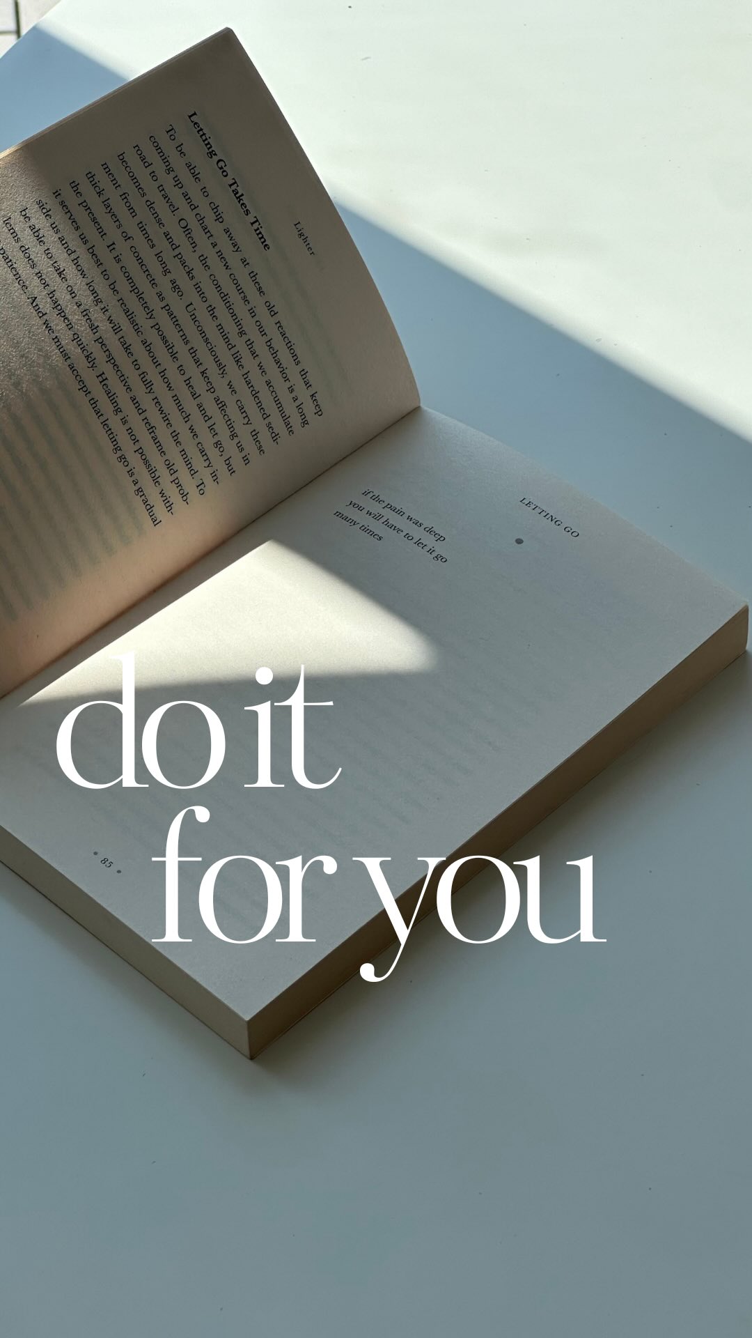 meine Journal Routine Step by Step 👇🏽
zu aller erst mach ich’s mir schön! Ich mach mir was leckeres zu trinken, mach mir Musik an & zünd eine Kerze an - romantizising life und so ✨🦦🤍☕️
Part I: dann schreibe ich einfach erstmal drauf los, um kurz meine Gedanken zu sortieren, das klingt dann z.b. so:
hello new day! Heute bin ich irgendwie noch voll müde, aber was solls - ich mach’s mir heute schön & lass es einfach bissi langsamer angehen. Mein Kopf ist voll mit 100 Ideen & Themen drum werde ich mich heute erstmal sortieren & alle Ideen/Themen aufschreiben, die mich beschäftigen & dann priorisieren.
Part II: Jetzt schreib ich meistens noch wofür ich dankbar bin :) Das bringt mich direkt in so eine schöne Energie - z.B. so:
Ich bin so glücklich & dankbar für meinen Körper, für meine Gesundheit, all die lieben Menschen in meinem Leben, all die Möglichkeiten die ich habe & vor allem dafür, dass ich erkannt habe, dass ich die alleinige Schöpferin meines Lebens bin & durch meine Energy all das in mein Leben ziehen kann, was ich mir wünsche - wie ein Magnet
Part III: Future Self - jetzt geht’s in Richtung Future Self und das klingt dann z.b. so:
also bringe ich mich auch heute wieder in meine höchste Energy & verbinde mich mit meinem Future Self (manchmal mach ich hier erstmal die Augen zu und fühl mich rein). Wie würde Future Mimi, die alles, was ich mir gerade wünsche, schon hat - leben, ihren Tag gestalten, sich fühlen, denken, sprechen & handeln?
… und dann schreibe ich mir genau das alles ganz genau auf.
Part IV: Verköperung - jetzt ist der entscheidende Punkt, stehe ich auf & gehe weiter in meinen Tag & bleibe in dieser Energy & verkörpere schon jetzt diese Version - also fühle, denke, handle, spreche wie sie - oder lass ich mich von äußeren Umständen super schnell wieder in den Mangel ziehen? Mein Tipp um das zu vermeiden: in jeder Situation frag dich einfach “was würde future mimi jetzt tun?” und dann handle genau so..
Ich lieb diese Routine und ohne Witz man geht einfach komplett anders durch den Tag, wenn man es schafft in dieser Energy bleiben 🥹 Probierts einfach mal aus & folgt mir gern für mehr Inspiration ✨🫶🏽
#manifest