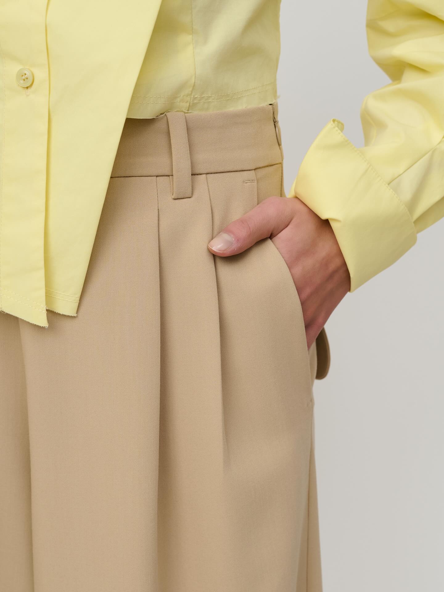 Soft color.
Sharp tailoring.
Here the CRJAYLA shirt in a crispy cotton combined with the CRZELA culotte pants made of a light twill fabric.
Créton SS26.
