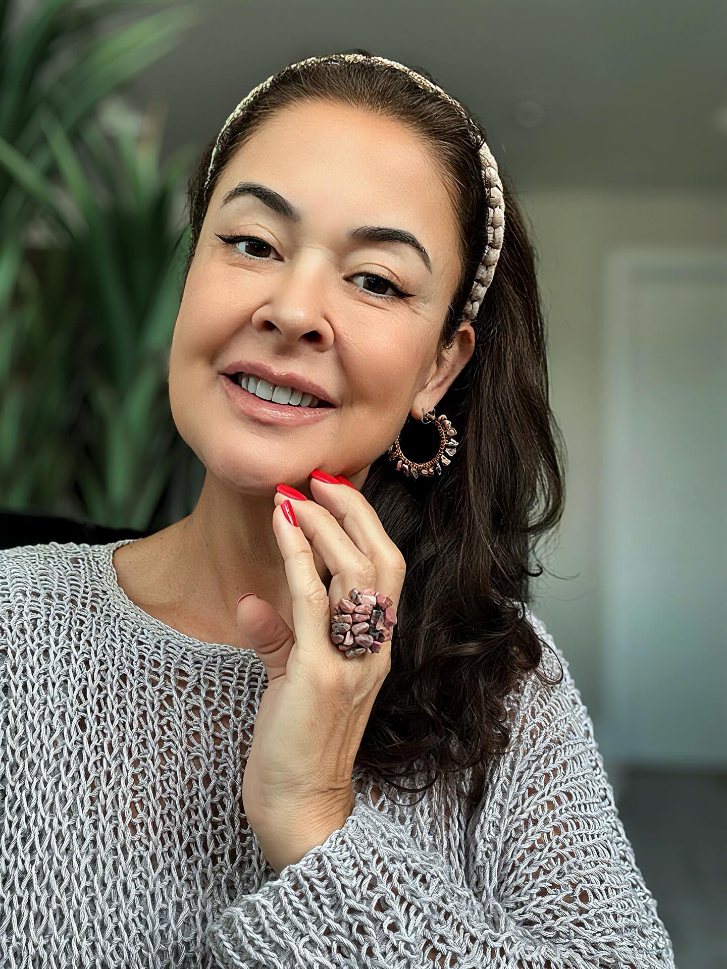 O conjunto de anel e brincos argola feitos em macramê e pedras rodocrosita, com seu tom rosado e veios em cinza, tem elegância e leveza.
Acredita-se esse mineral tem energia suave, mas profunda, trazendo encontro com sua própria essência.
Para adquirir essas peças e conhecer toda a nossa Coleção Pedras e Macramê, entre no nosso site. Aproveite o FRETE GRÁTIS para compra de quaisquer produtos pronta entrega e não esqueça de usar o cupom BEMVINDA10 para desfrutar de desconto na sua primeira compra.
#luxosustentavel
#elegancianatural
#biojoiasdepedras