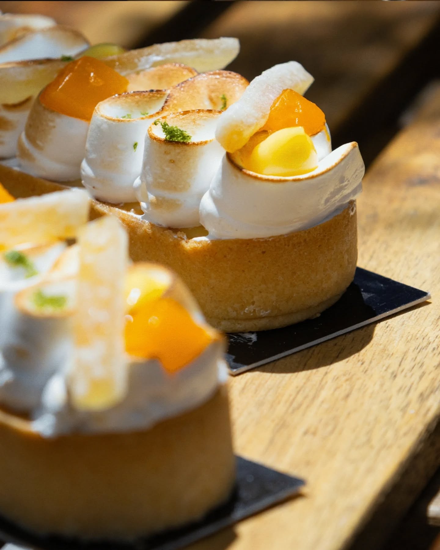 Abril: frescura y juego de texturas. 🍍🥥🥭🍋🟩
Este mes, nuestros especiales evolucionan hacia perfiles más frescos: un hojaldre crujiente con la untuosidad del coco y la piña, y el contraste del cremoso de limón y albahaca con mango natural en nuestra tartaleta.
Piezas que celebran la primavera y el aumento de las temperaturas.