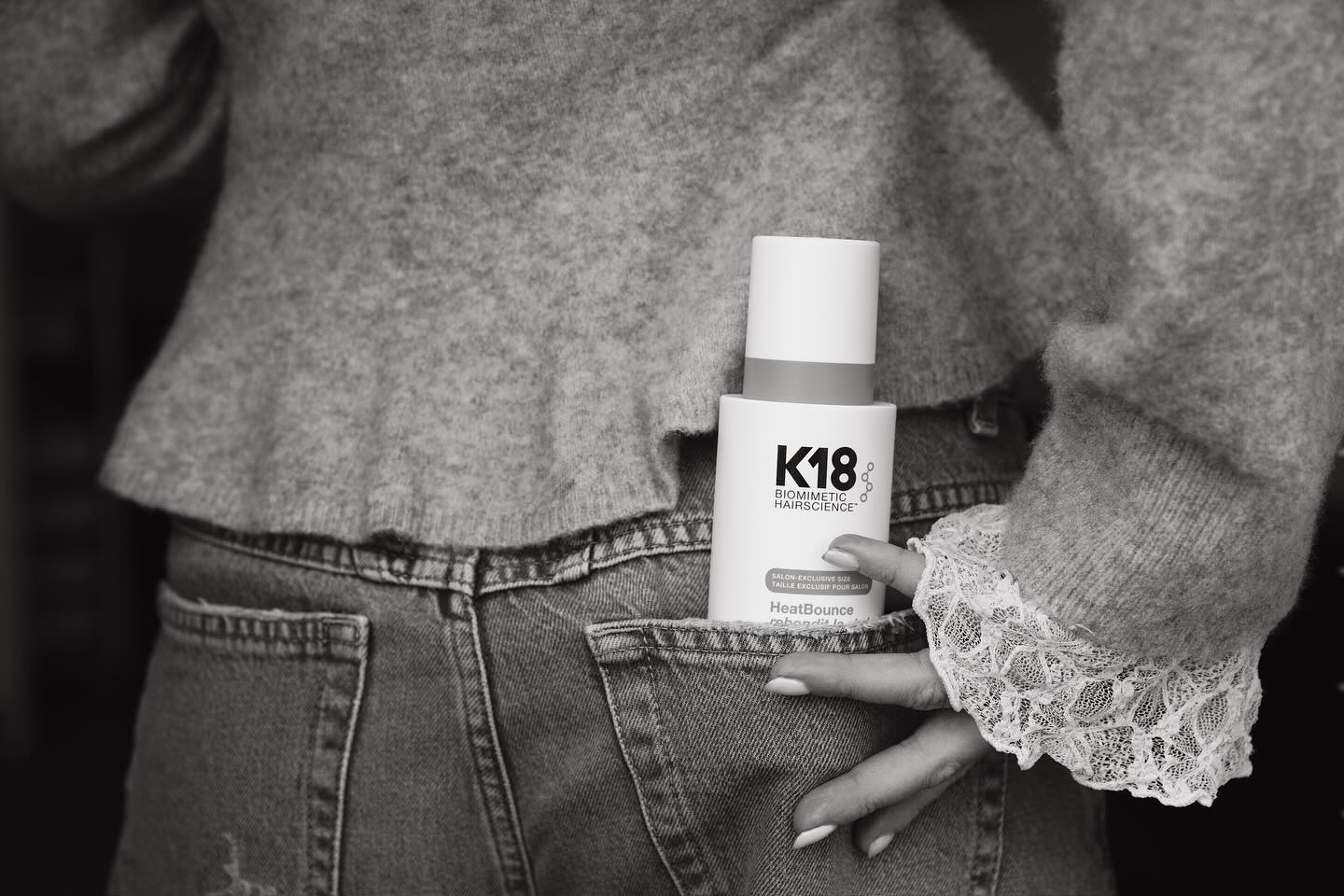 K18 HeatBounce ✨ Conditionerende Hittebeschermingsspray is een gewichtloze, diep conditionerende hittebescherming die je haar beschermt tot 232°C. Deze spray ontwart, verzacht en vormt een onzichtbaar schild in de haarcortex, precies waar hitte de meeste schade kan aanrichten. Ideaal voor gekleurd of geblondeerd haar, waarbij maximale bescherming en kleurbehoud essentieel zijn.
De HeatBounce™ formule van K18 bevat de Resilicore™ technologie, een gepatenteerde innovatie die het haar van binnenuit versterkt. Het resultaat is zichtbaar gezonder, gladder en sterker haar met tot wel 85% minder breuk na het föhnen. Bovendien beschermt het tegen externe invloeden zoals UV-stralen en behoudt je haarkleur langer levendig.
Gebruik
Verdeel je haar in secties.
Spray HeatBounce™ per sectie en borstel het door voor een gelijkmatige verdeling.
Gebruik op handdoekdroog haar voor föhnen of op droog haar voordat je hitte tools gebruikt.
Resultaat
Glad, versterkt en zichtbaar gezonder haar dat beschermd is tegen hitte en breuk. Gekleurd haar behoudt zijn intensiteit en glans, terwijl de haarstructuur wordt hersteld en gevoed. #k18 #heatbounch #haircare #heatprotection #