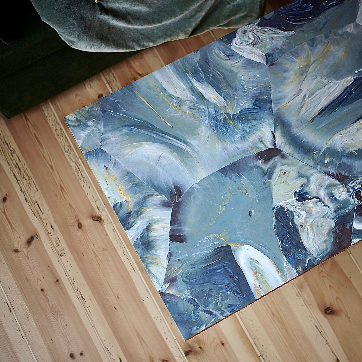 A coffee tabletop we made for a client recently.
Blues, greys and black in a very natural looking marbling style. Absolutely love the complementary wisps of orange veins!
#recycledplastic
#bluemarble
#sustainablefurniture
#ecoproducts
#coffeetabledesign