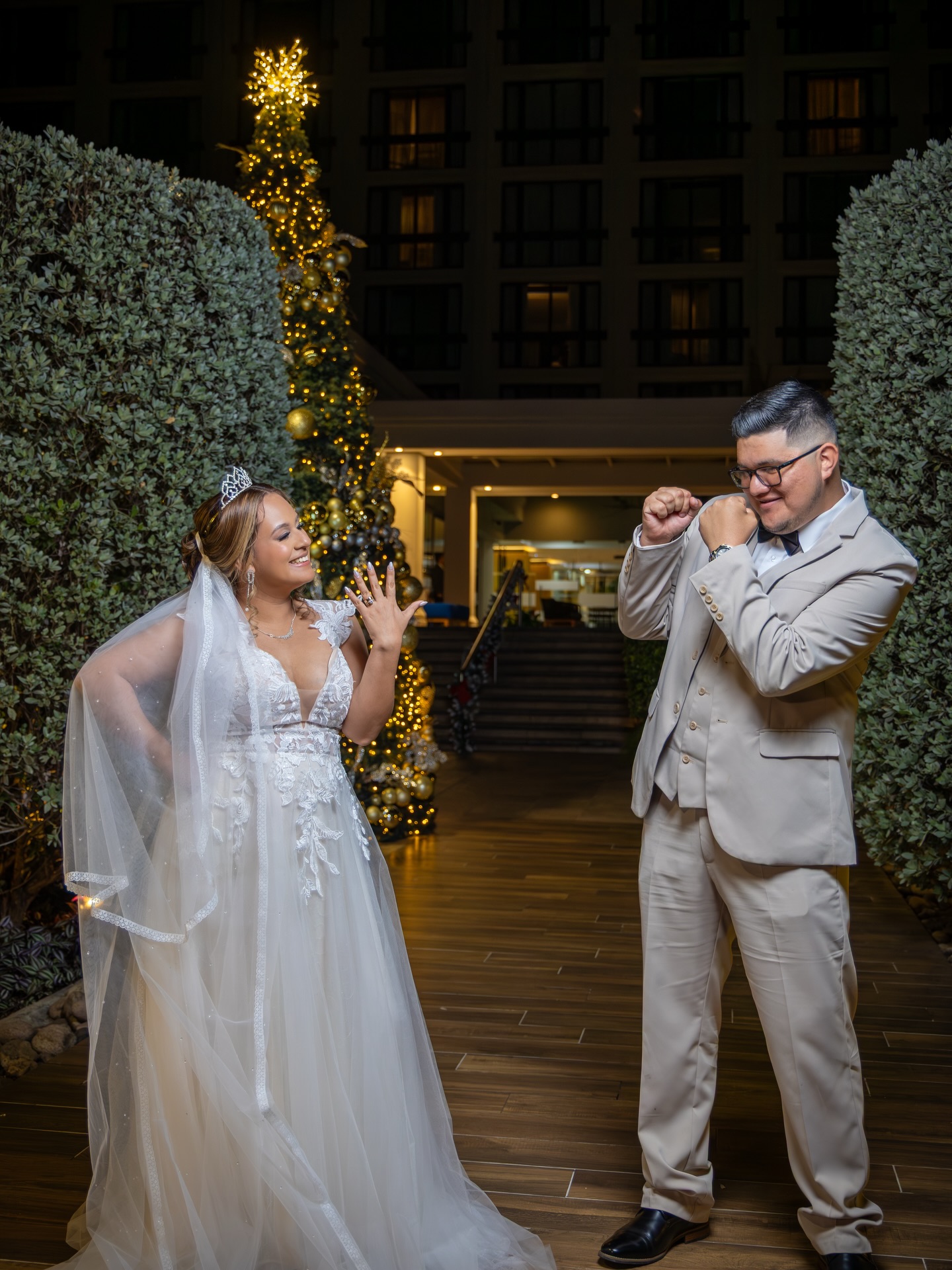 Reserva tu fecha 💍✨
Porque incluso en la noche, el amor siempre encuentra la luz perfecta.
.
.
.
#bodaselsalvador #fotografosv #boda #fotografía juanjoyreyesfotografo