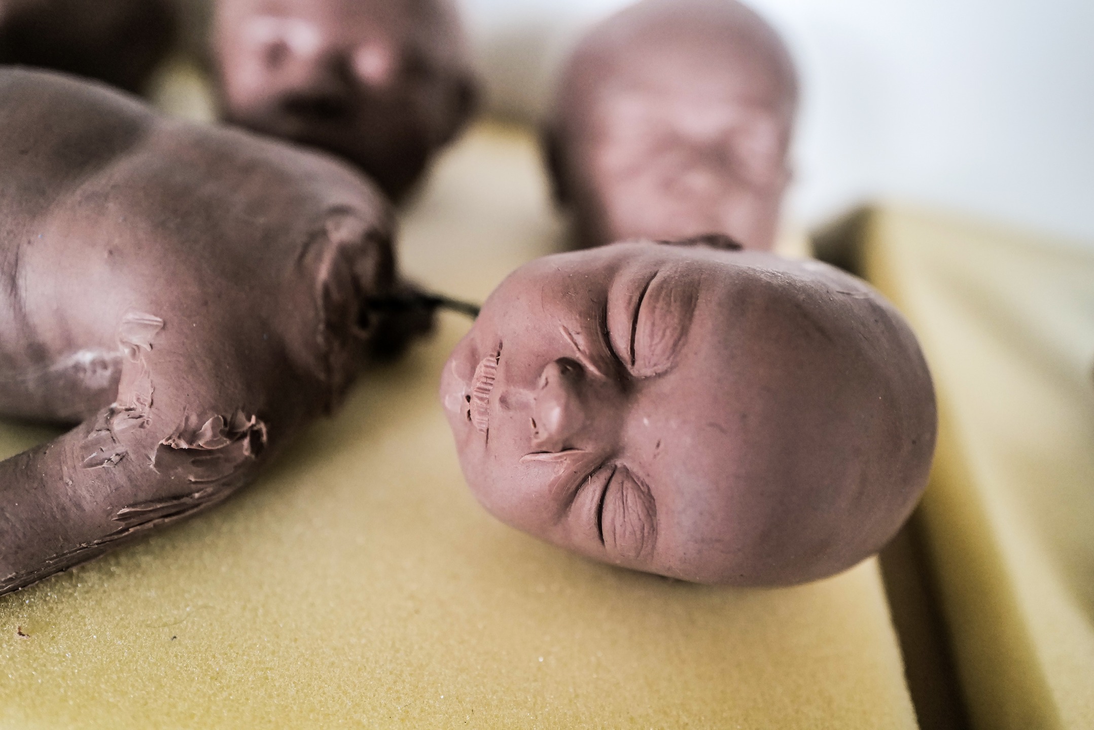 Just a head drop.
New faces, others familiar... Some cry, others sleep.
We've been losing our heads in the studio lately; it turns out they multiply when you're not watching.
Sculpted by @virginie_dahmane @celinefragment
📸 @sandmulas
#sfx #cinebaby #scuplture