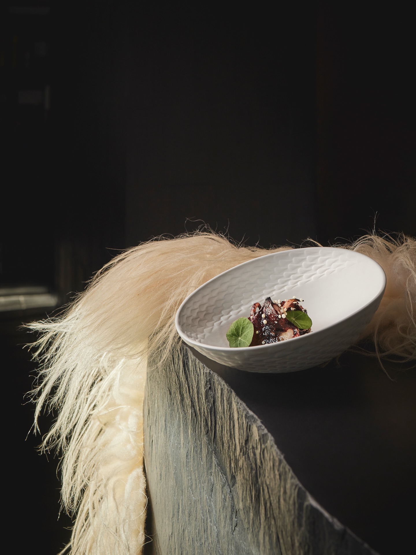 Natural reflection: our Tears bowl peeks over the rocky cliff.
Elegant featuring “Txipirón asado” of @rodattweeter @bascoat_madrid
Photography by @arianeroz
#tablewaredesign #cookplay #bascoatmadrid