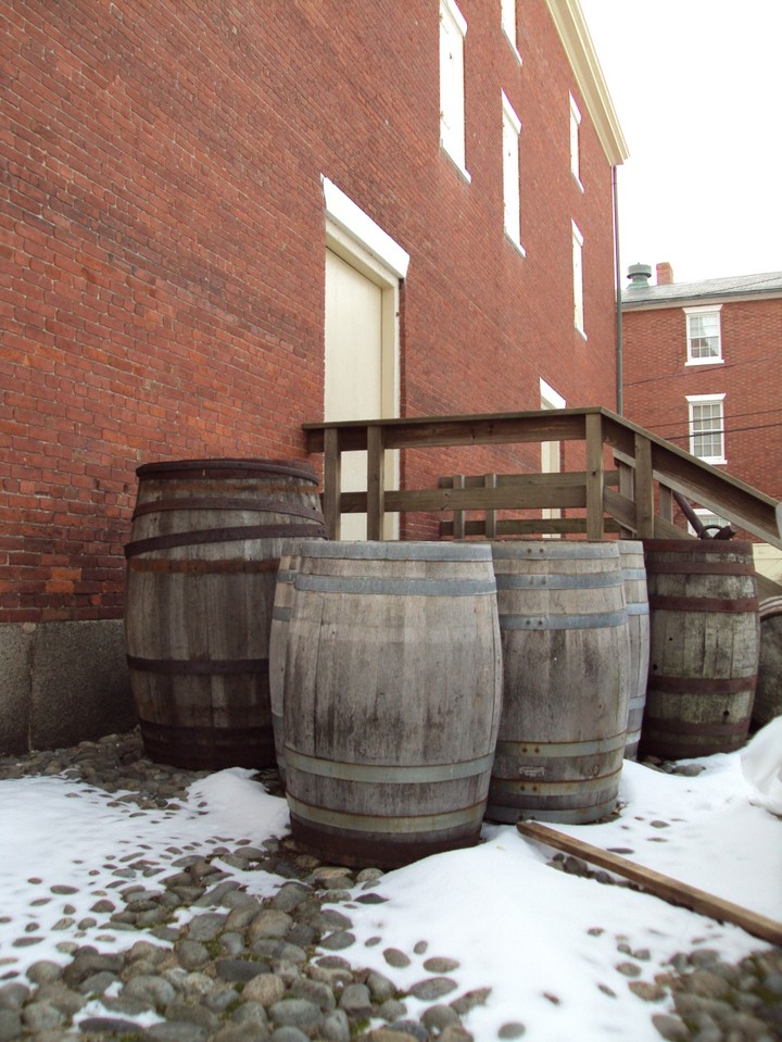 Salem is full of charming hidden gems just waiting to be discovered! โจ Hereโs a peek at the back of the Custom House, beautifully recreating a historic warehouse. Want to explore both the hidden back and the iconic front facade? Come walk with us on the Historical Grand Tour! โ๏ธ๐งณ