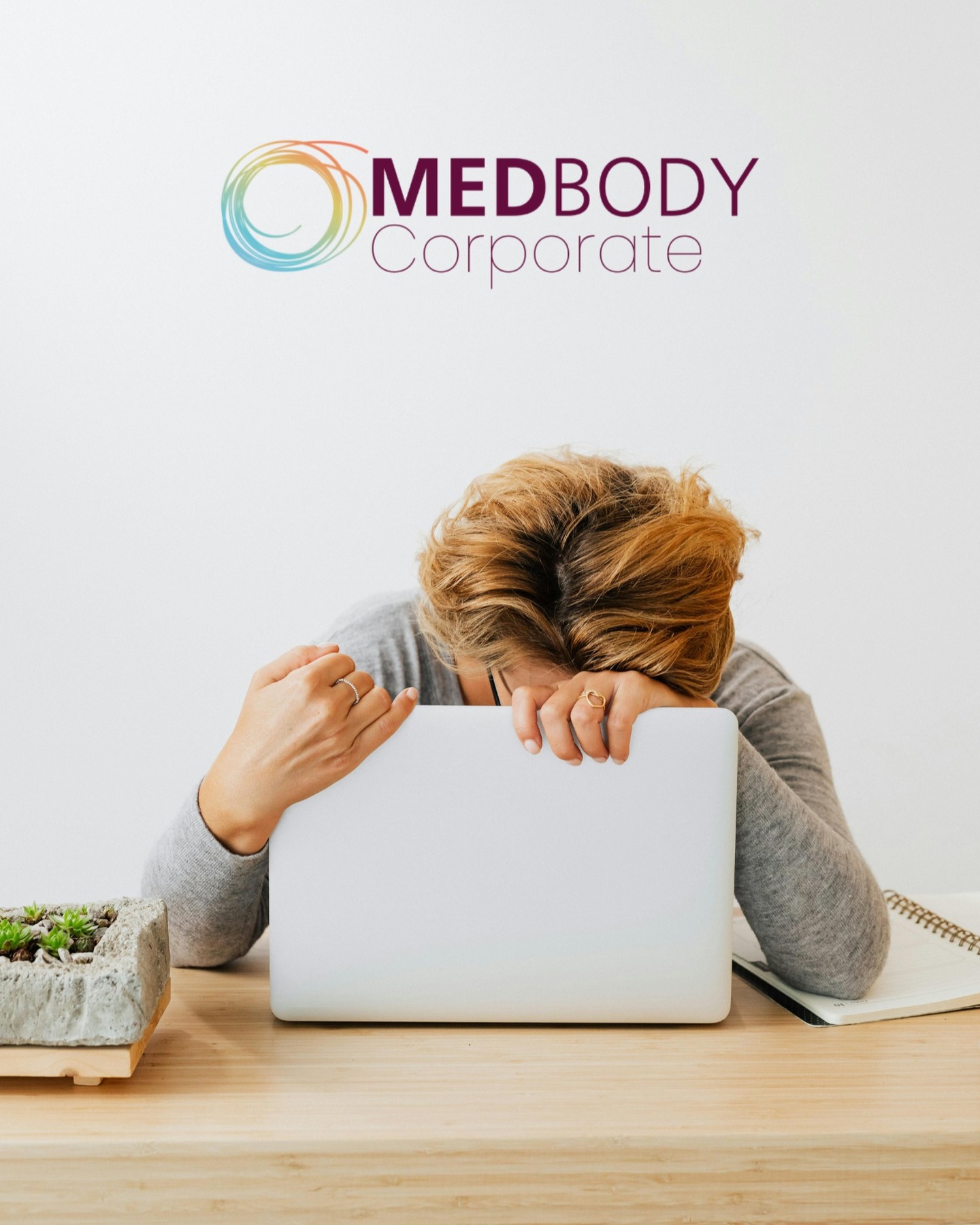 Die meisten Menschen versuchen produktiver zu werden, indem sie länger sitzen.
Der Arbeitstag beginnt.
Meetings folgen auf Meetings.
Die To-Do Liste wird länger.
Und irgendwann merken wir:
Die Konzentration lässt nach.
Was viele dann versuchen:
➡️ Noch mehr Fokus.
➡️ Noch länger sitzen.
Doch unser Gehirn braucht etwas anderes.
**Bewegung.**
Schon kleine Bewegungsimpulse im Arbeitsalltag können:
✨ die Durchblutung im Gehirn erhöhen
✨ Dopamin freisetzen
✨ Aufmerksamkeit und Fokus verbessern
Dopamin ist einer der wichtigsten Neurotransmitter für Motivation, Konzentration und kognitive Leistungsfähigkeit.
Deshalb sind sogenannte **Sitting Breaks** so wertvoll.
Nicht als Pause von der Arbeit.
Sondern als Unterstützung für dein Gehirn.
Manchmal reichen schon:
2 Minuten:
🏃♂️➡️Kniebeugen, Liegestütze am Tisch, Hüpfen/Federn, Treppenlaufen, kurzes Stretching
☀️ ein kurzer Gang ans Fenster oder nach draußen
Kleine Bewegungen.
Große Wirkung für dein Gehirn.
Hast du schon Sitting Breaks ausprobiert und den Mehrwert für Dich erkannt?
Mona & David
#brainhealth #bewegung #dopamin #konzentration #mentalperformance #gesundarbeiten