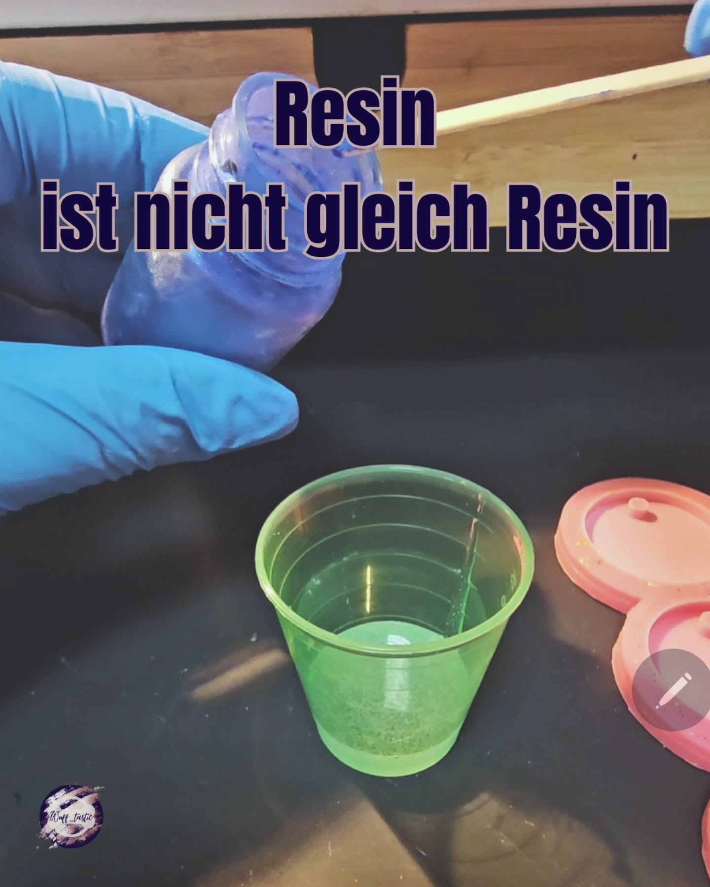 Viele Hundebesitzer sehen eine Hundemarke und denken erstmal:
„Das ist doch alles dasselbe Material.“
Genau hier entsteht oft das Missverständnis.
Denn unter dem Begriff „Resin“ verbergen sich unterschiedliche Harzsysteme, die sich im Alltag sehr verschieden verhalten.
Die zwei häufigsten Varianten sind:
𝐄𝐩𝐨𝐱𝐢𝐝𝐡𝐚𝐫𝐳: härtet langsam und tief aus
• wird sehr stabil und widerstandsfähig
• eignet sich für langlebige, mehrschichtige Objekte
𝐔𝐕-𝐑𝐞𝐬𝐢𝐧: härtet sehr schnell unter UV-Licht
• wird oft für dünne Schichten oder schnelle Anwendungen genutzt
• kann je nach Aufbau empfindlicher auf Belastung reagieren
Beide Materialien haben ihren Einsatzbereich.
Das Problem entsteht nicht durch „gut oder schlecht“,
sondern durch die Frage, ob das Material zur Belastung im Alltag passt.
Eine Hundemarke wird getragen. Jeden Tag. Bei Bewegung, Wasser, Spiel und Reibung.
Und genau dort zeigt sich der Unterschied.
👉 Der Unterschied ist auf den ersten Blick kaum sichtbar, im Alltag aber entscheidend.
#epoxidharz #hundemarken #qualitytime