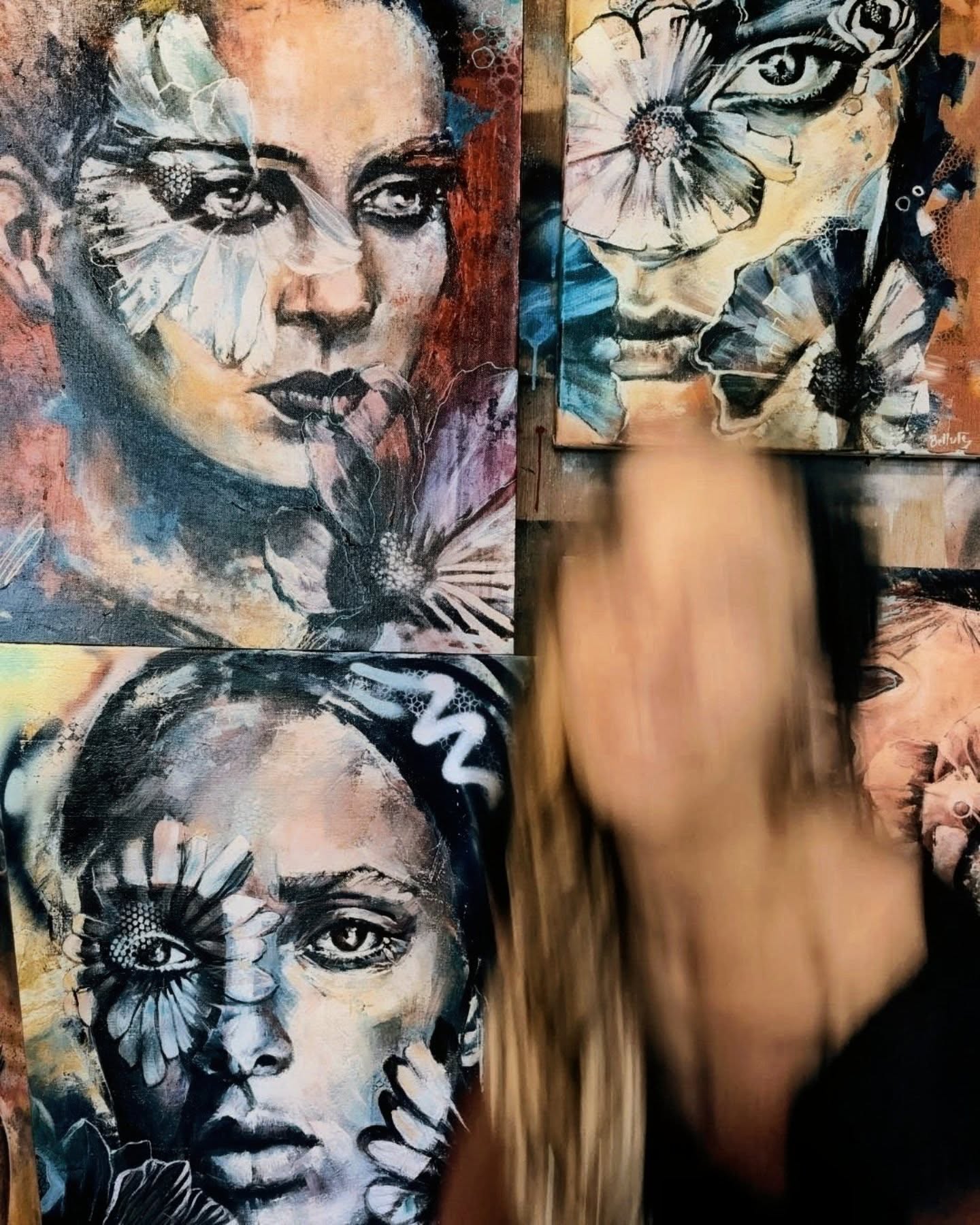 🖌️ L’artiste s’efface-t-il derrière ses œuvres ?
Quand je peins, ce sont des parts de moi-même que j’insuffle à mes tableaux.
Une intention.
Une émotion.
Un état intérieur.
Mais à un moment…
ce n’est plus seulement moi.
Quelque chose prend le relais.
Le geste devient instinct.
La couleur guide.
La présence émerge.
Et moi, je m’efface un peu.
Ce que je cherche,
ce n’est pas seulement créer une image,
mais laisser apparaître une présence, des ressentis.
Quelque chose qui dépasse même l’artiste.
Quelque chose qui vient toucher ailleurs.
Peut-être en vous. 🤍
@belluleart
#artistepeintrecontemporain #peinturecontemporaine #artfiguratif #expressivepainting #expressionartistique