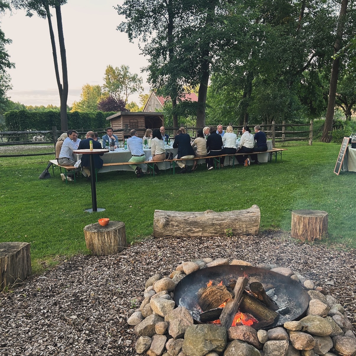 Wenn aus Kollegen ein Team wird und aus Gästen eine Gemeinschaft. 🔥
Lange Tafeln, gutes Essen und Gespräche, die bleiben – der perfekte Rahmen für besondere Firmenevents oder unvergessliche Hochzeitsfeiern.
#EibenhofBadSaarow #Firmenevent #Teamevent #Hochzeitsfeier #GemeinsamFeiern