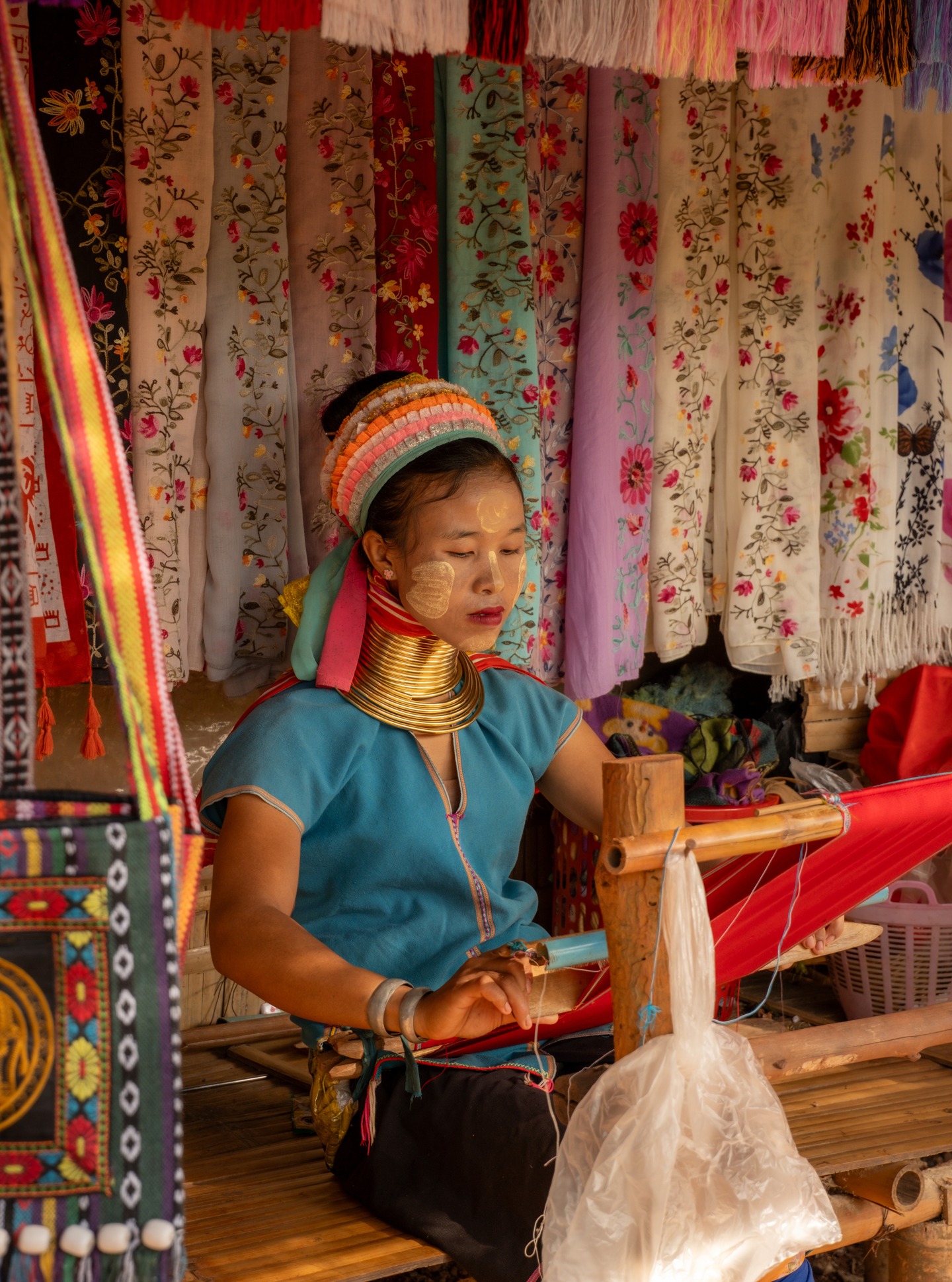 From my serie: Mujeres of the Karen Padaung community ✨
This ethnic minority is originally from Myanmar, but now some of them live in northern Thailand after being displaced by conflict.
Their situation is complex 🤔 as some see it as a cultural exhibition, while others highlight the agency of the women and their choice to participate. For them, it is not just an attraction, but an identity and heritage that has to be preserved ❤️
Which is It’s kind of the same situation many Indigenous communities face worldwide 🌎 — where tourism exposure is sometimes one of their only sources of income and a way to preserve their heritage nowadays. Because let’s face it, the help from NGOs is not enough. Tourists often just care about the cute picture of their “exotic holidays,” but when the conversation about preservation comes up, some feel they have already “helped,” and that money of the tour my friend... is not enough😮💨 and sii... los governments do not give a sh#@$ about them.
So yeah! It’s algo mucho deeper than what we see from the outside.