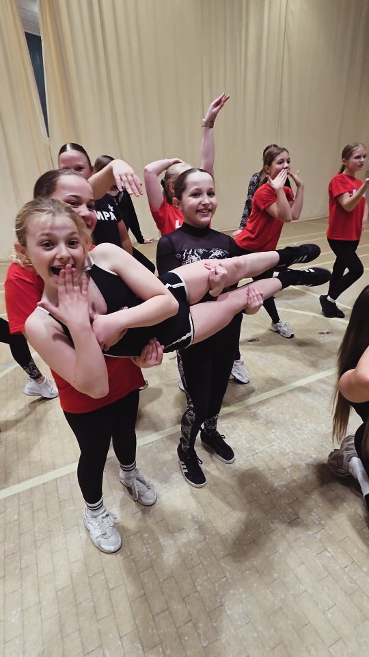 Oh My God You Guys πβ¨οΈ
Such a fun time back at class last night!! Look at our super Inters having a fab time in Musical Theatre!! So impressed with their quick picking up skills π
Thank you Miss Ava π
#lmpa #lisamarieperformingarts #musicaltheatre #legallyblonde