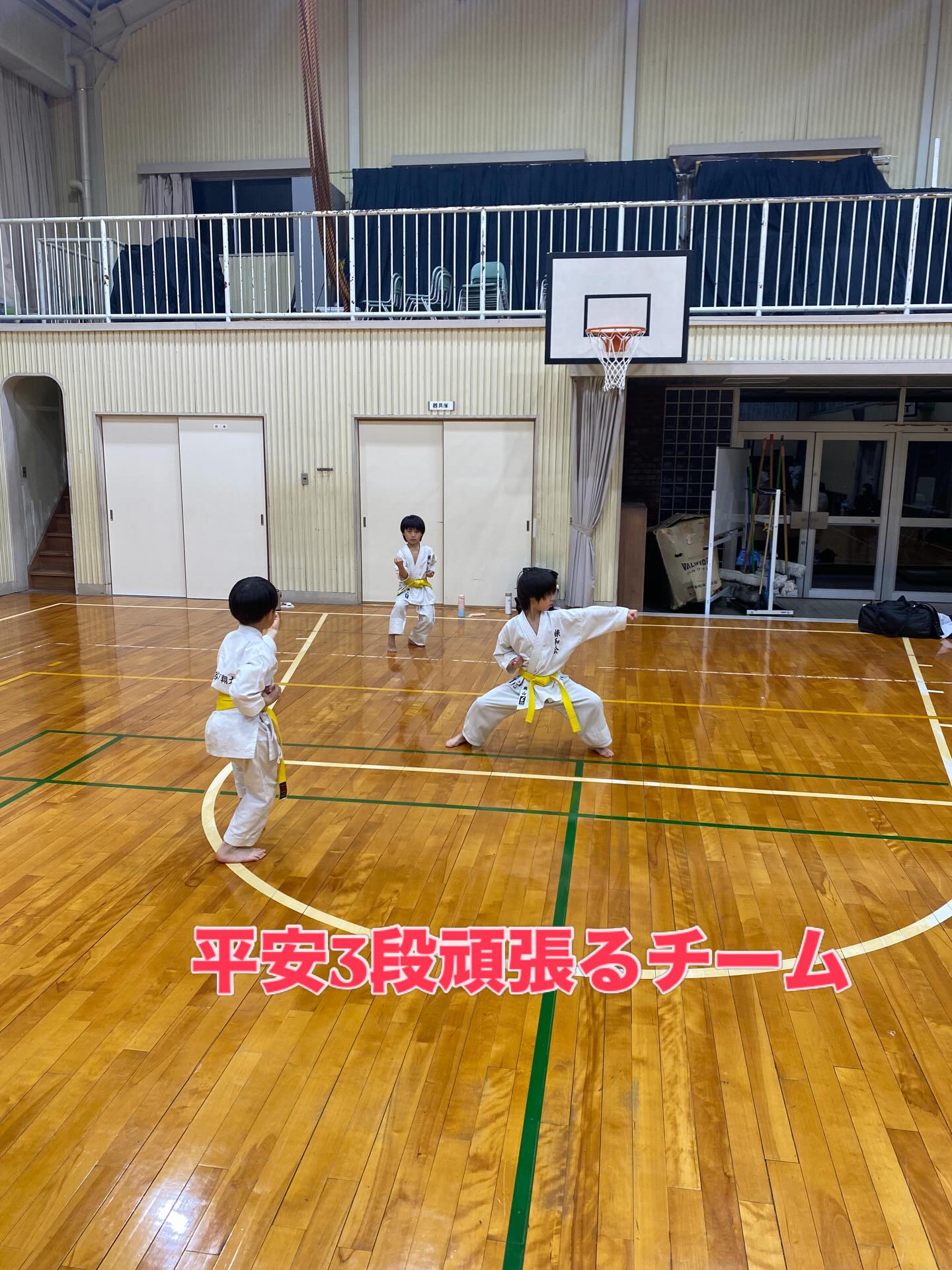 本日稽古。
火曜日は変わらず少なめ。
来月の審査に向けて、自主練DAY。
無駄な時間にならないよう、頑張りましょう♪
#岡山空手
#伝統派空手
#糸東流
#錬和会
#楽しく空手